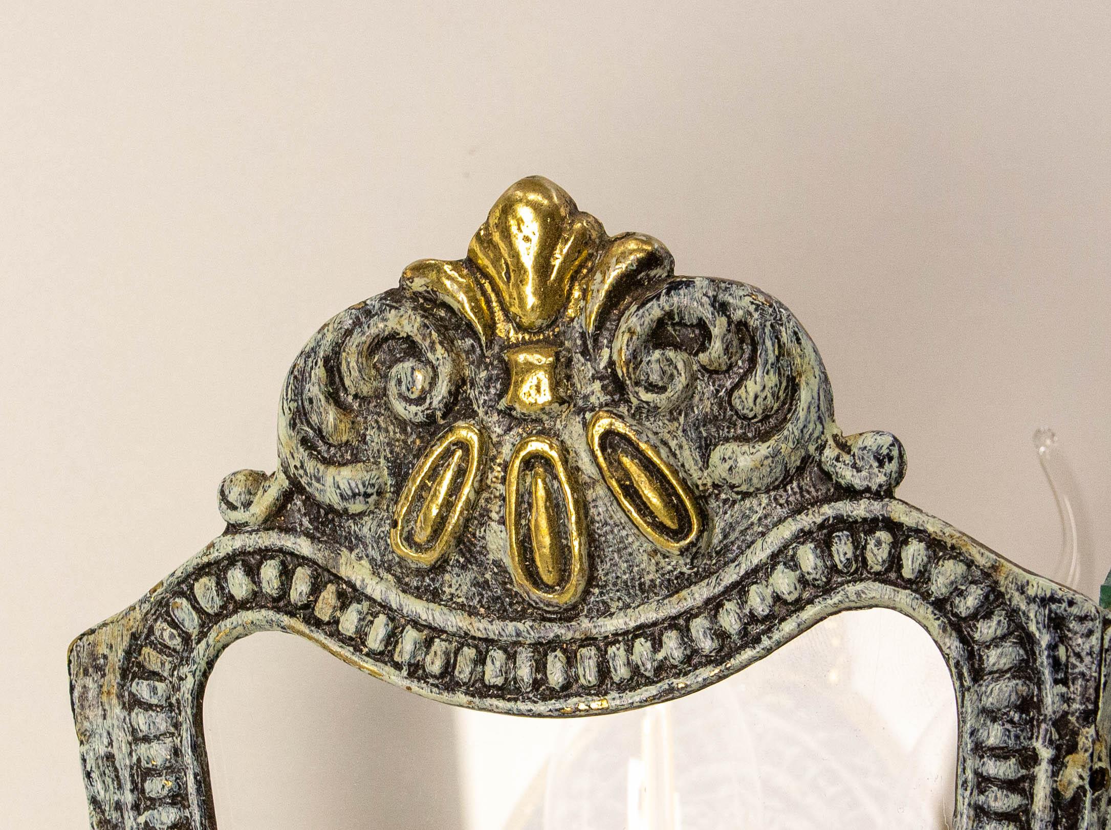 Pareja de candelabros dobles Latón, pátina de bronce Vidrio grabado a mano estilo Luis XV c 1960 Francés en venta