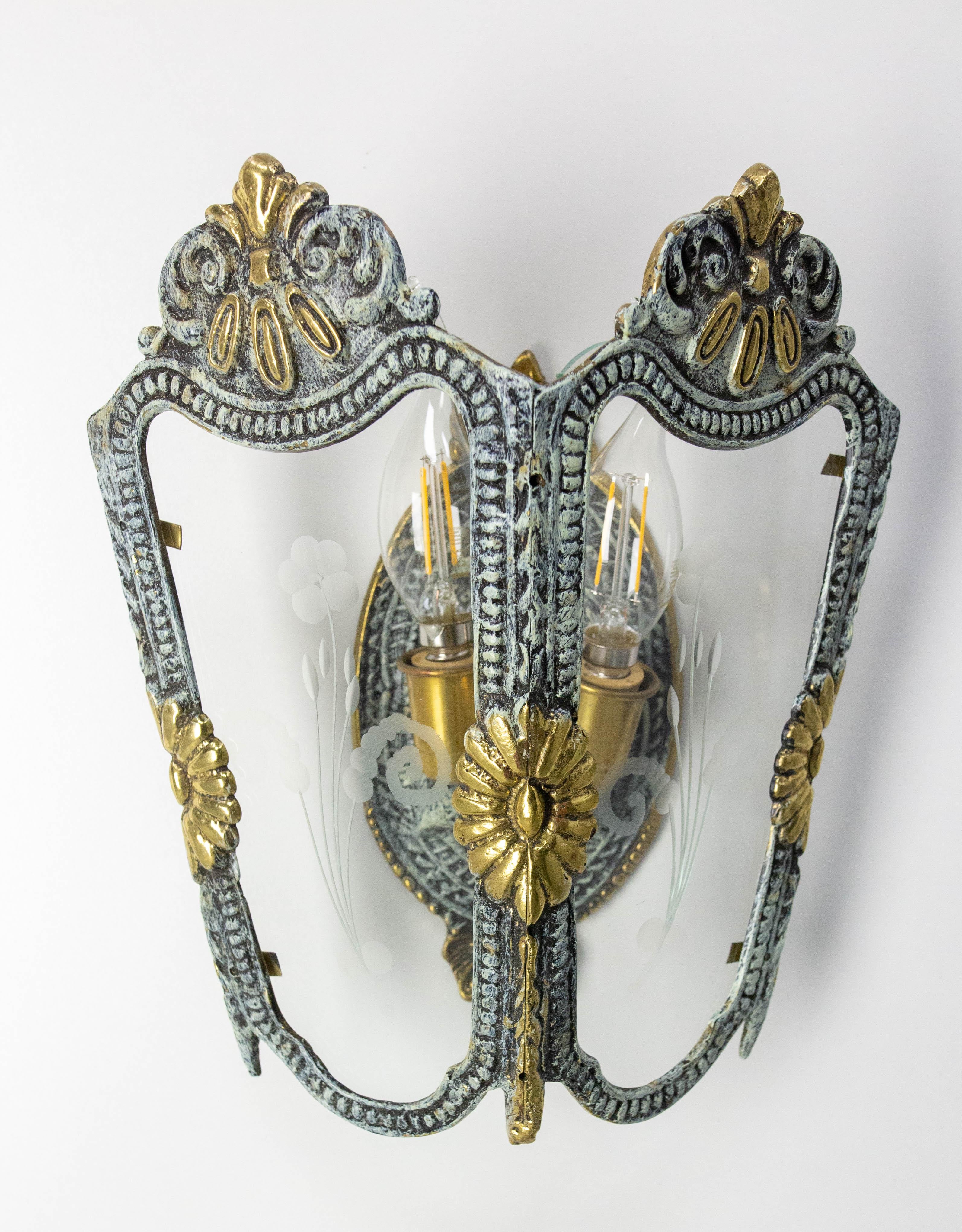 Pareja de candelabros dobles Latón, pátina de bronce Vidrio grabado a mano estilo Luis XV c 1960 Patinado en venta