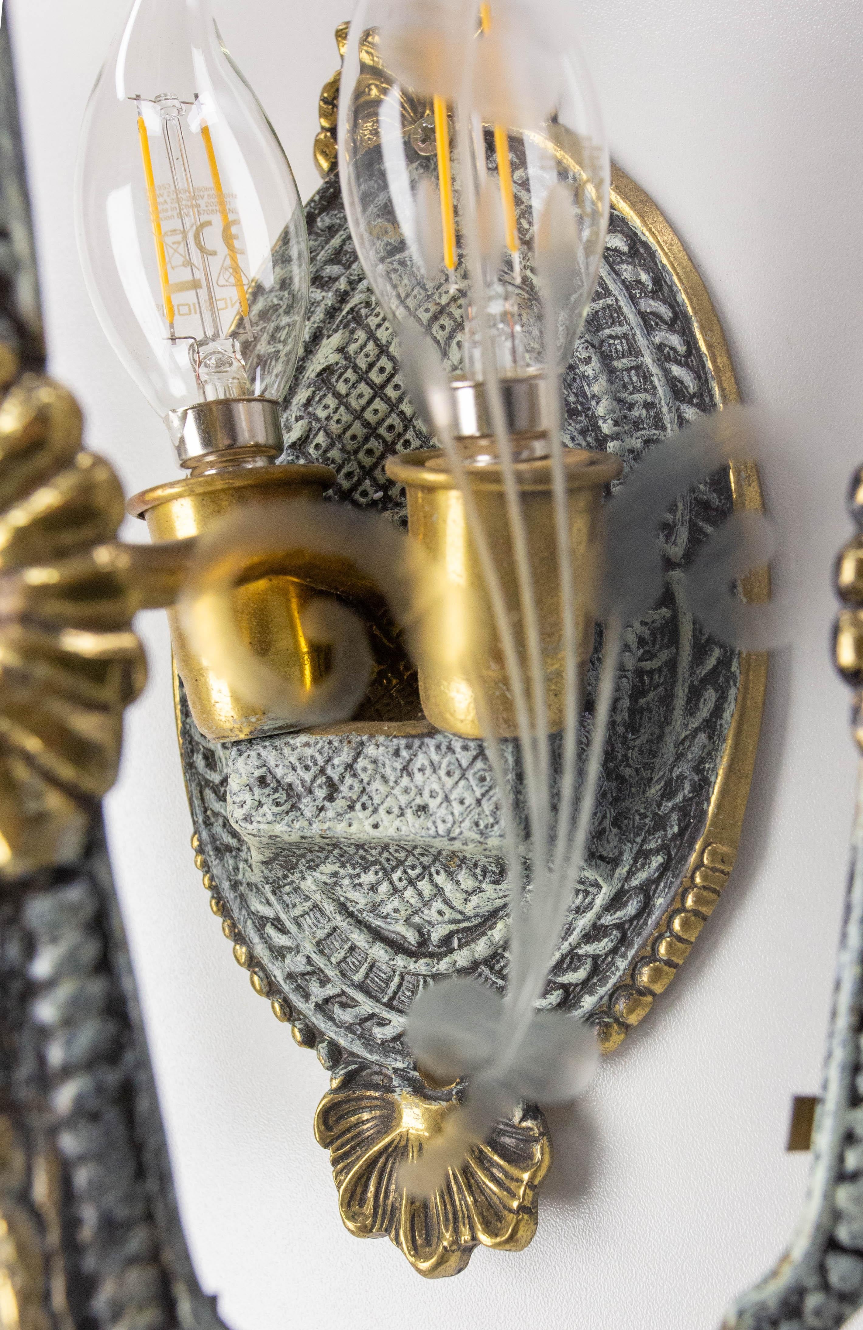 Pareja de candelabros dobles Latón, pátina de bronce Vidrio grabado a mano estilo Luis XV c 1960 en Bueno estado para la venta en Labrit, Landes