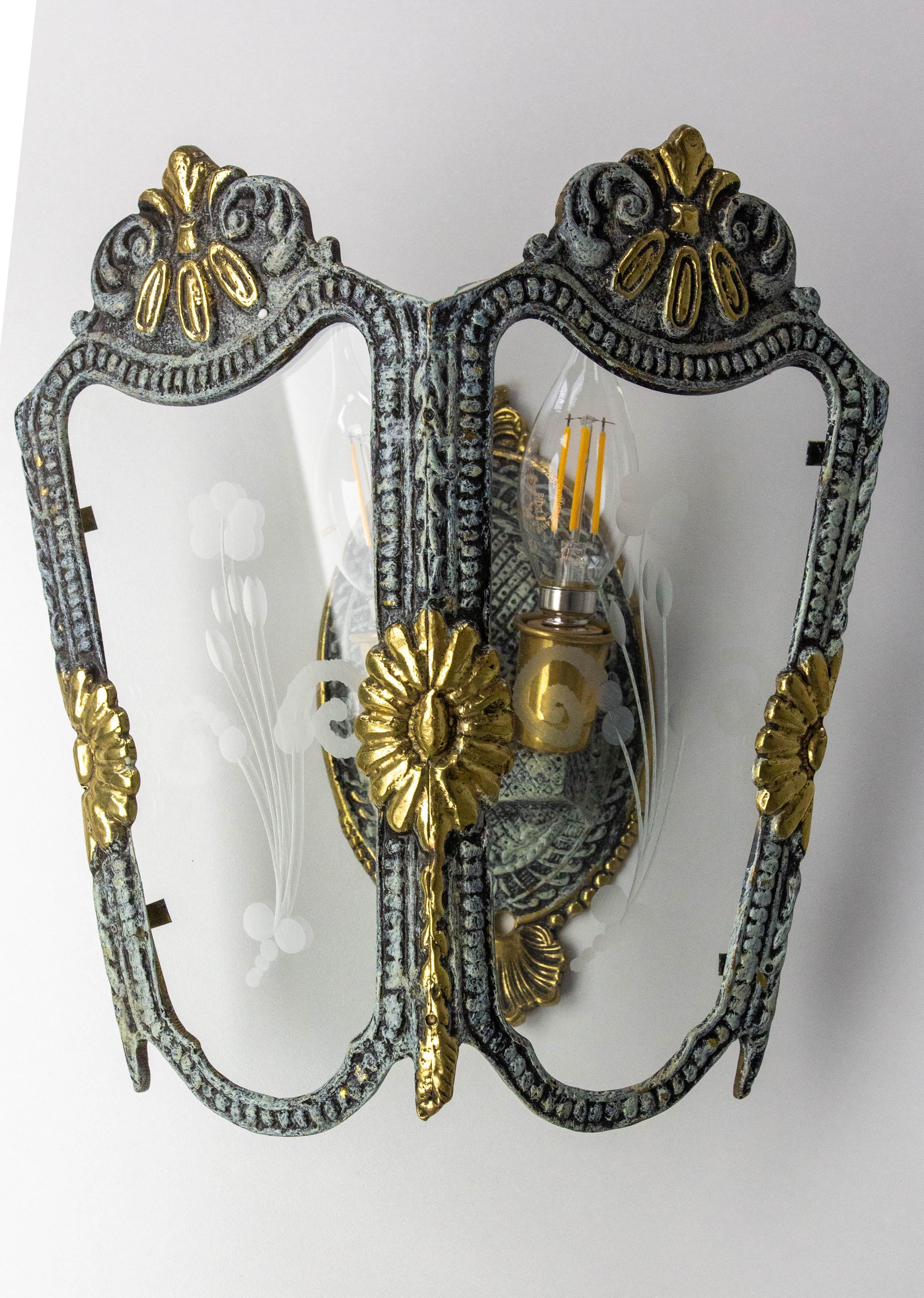 Pareja de candelabros dobles Latón, pátina de bronce Vidrio grabado a mano estilo Luis XV c 1960 mediados del siglo XX en venta