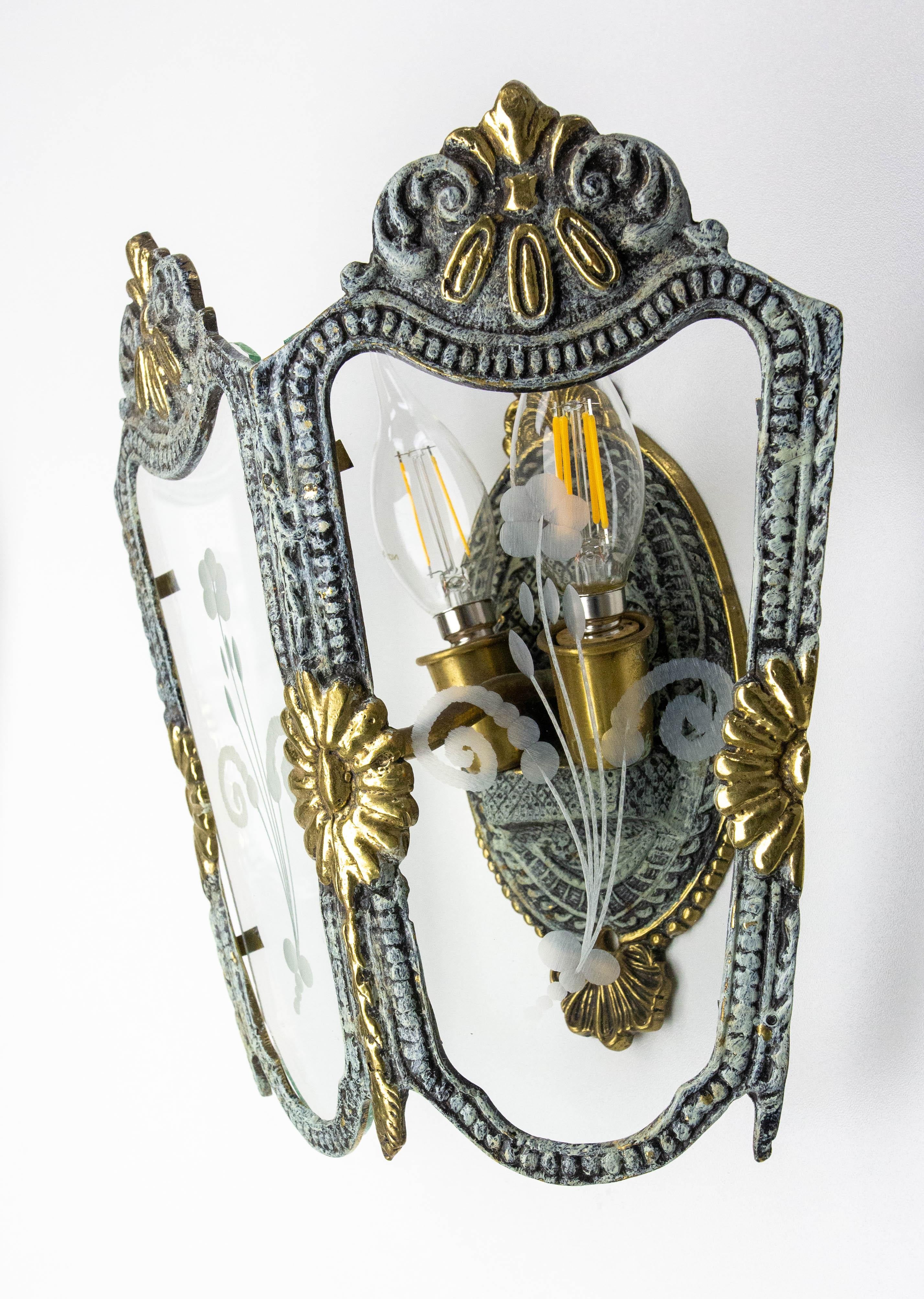 Pareja de candelabros dobles Latón, pátina de bronce Vidrio grabado a mano estilo Luis XV c 1960 en venta 1