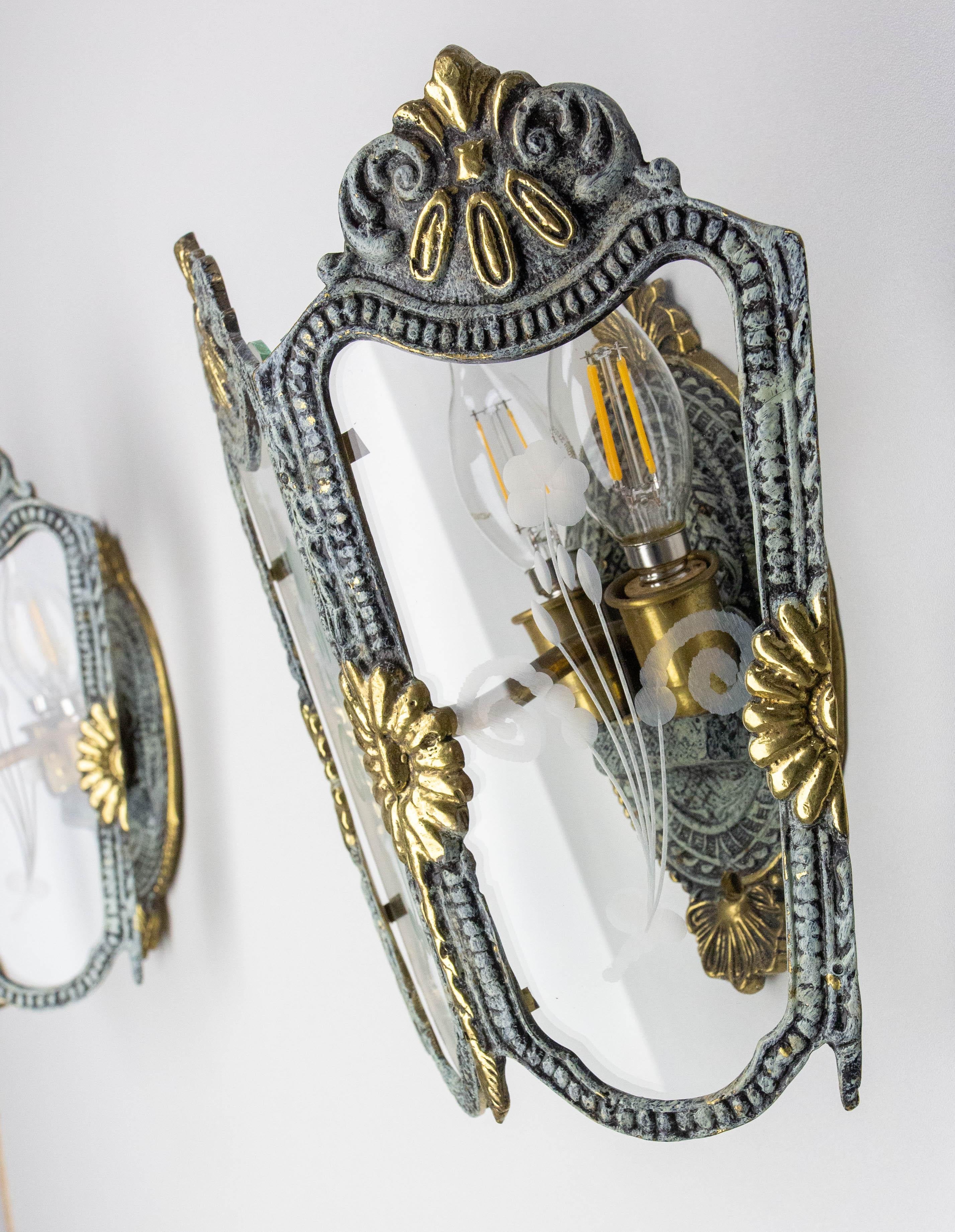 Pareja de candelabros dobles Latón, pátina de bronce Vidrio grabado a mano estilo Luis XV c 1960 en venta 2