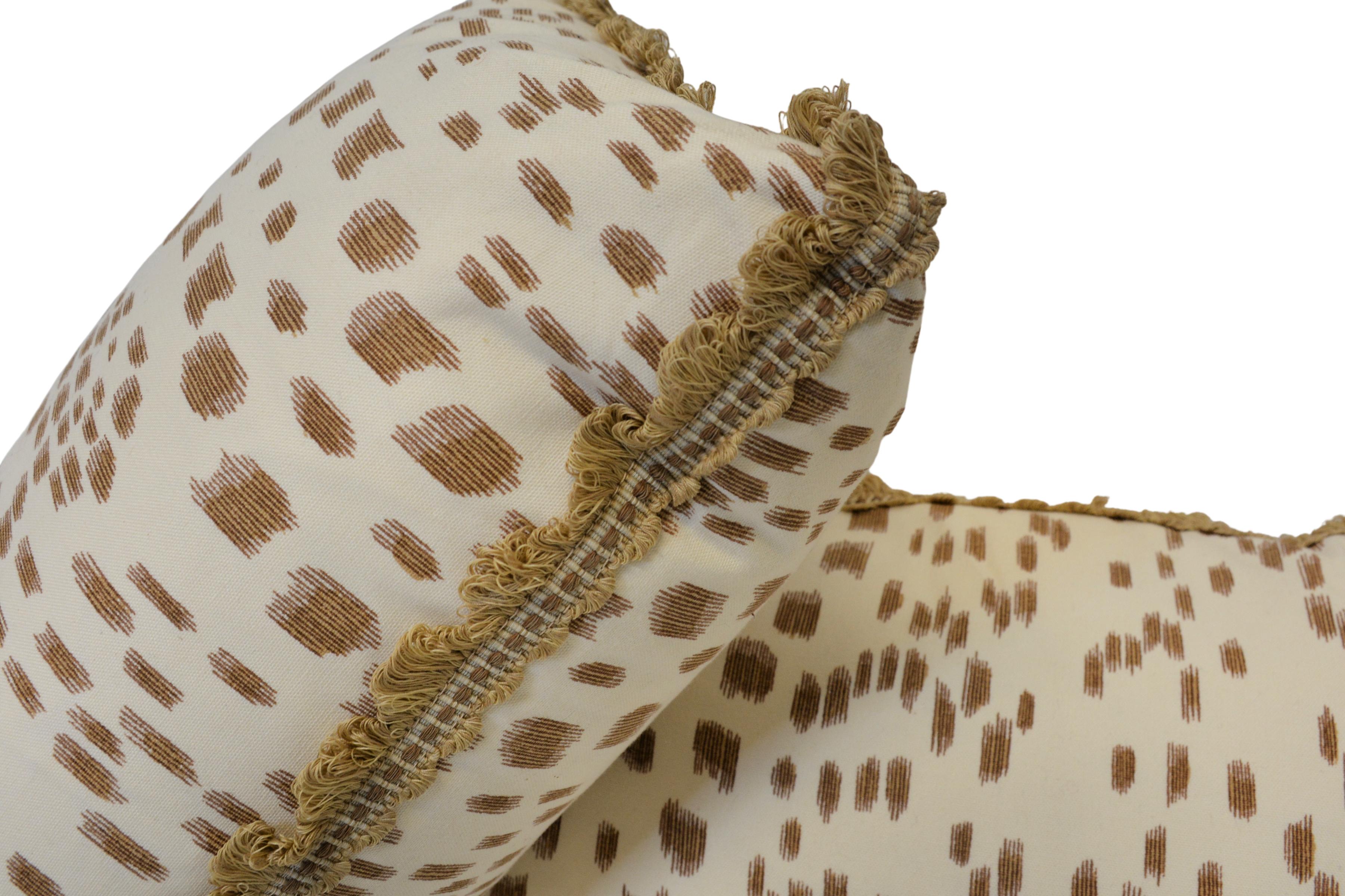Bellissimi cuscini lombari in piuma d'oca. Stampa Brunschwig & Fils Les Touches in colorazione tan. Fodere in 100% cotone con inserti in piuma.
