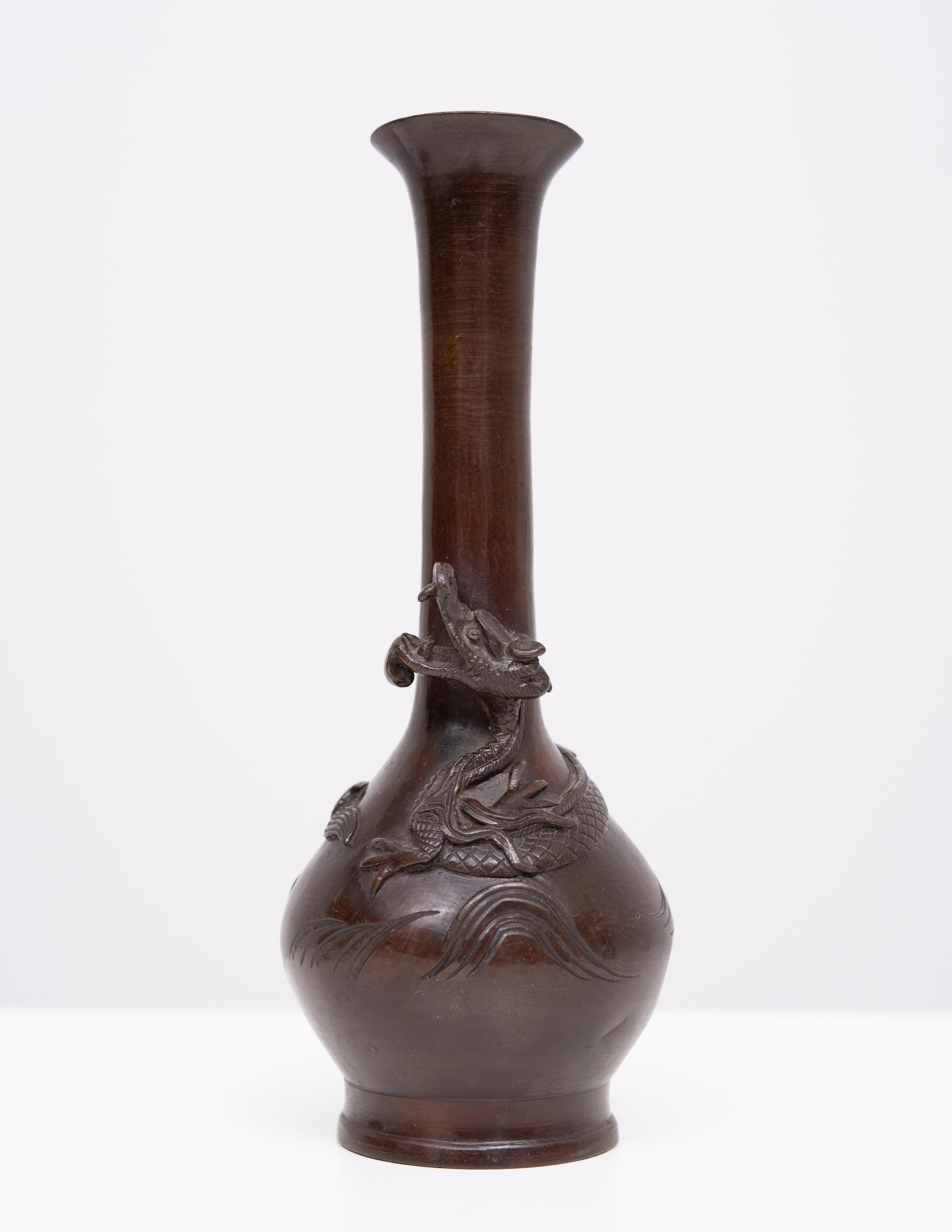 Pair Dragon  Vases de la période Meiji au Japon en vente 4