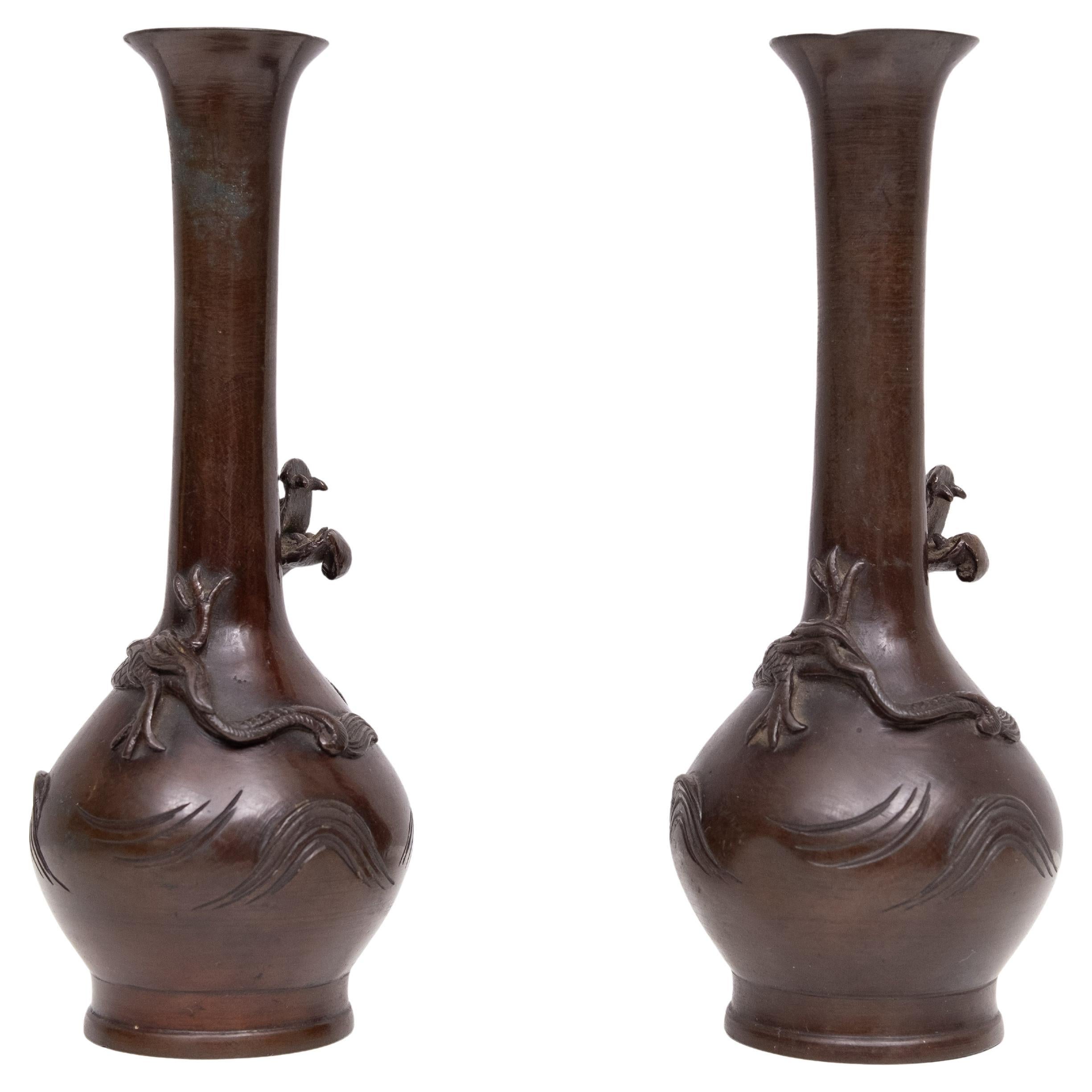 Très belle série de vases Dragon en bronze. Période Meiji . Japon 
Belle couleur chaude et patine . si décorative . 