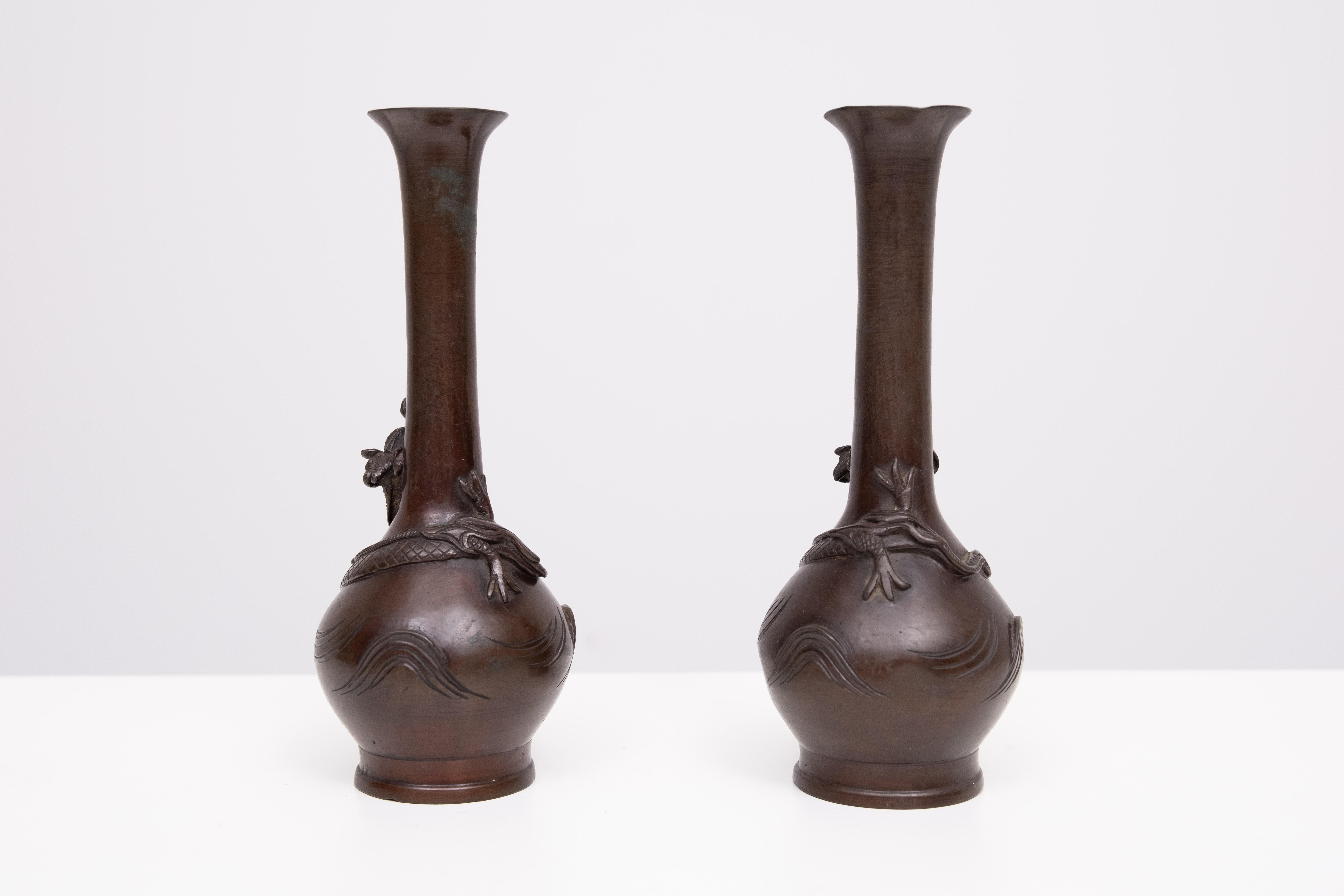 Japonais Pair Dragon  Vases de la période Meiji au Japon en vente