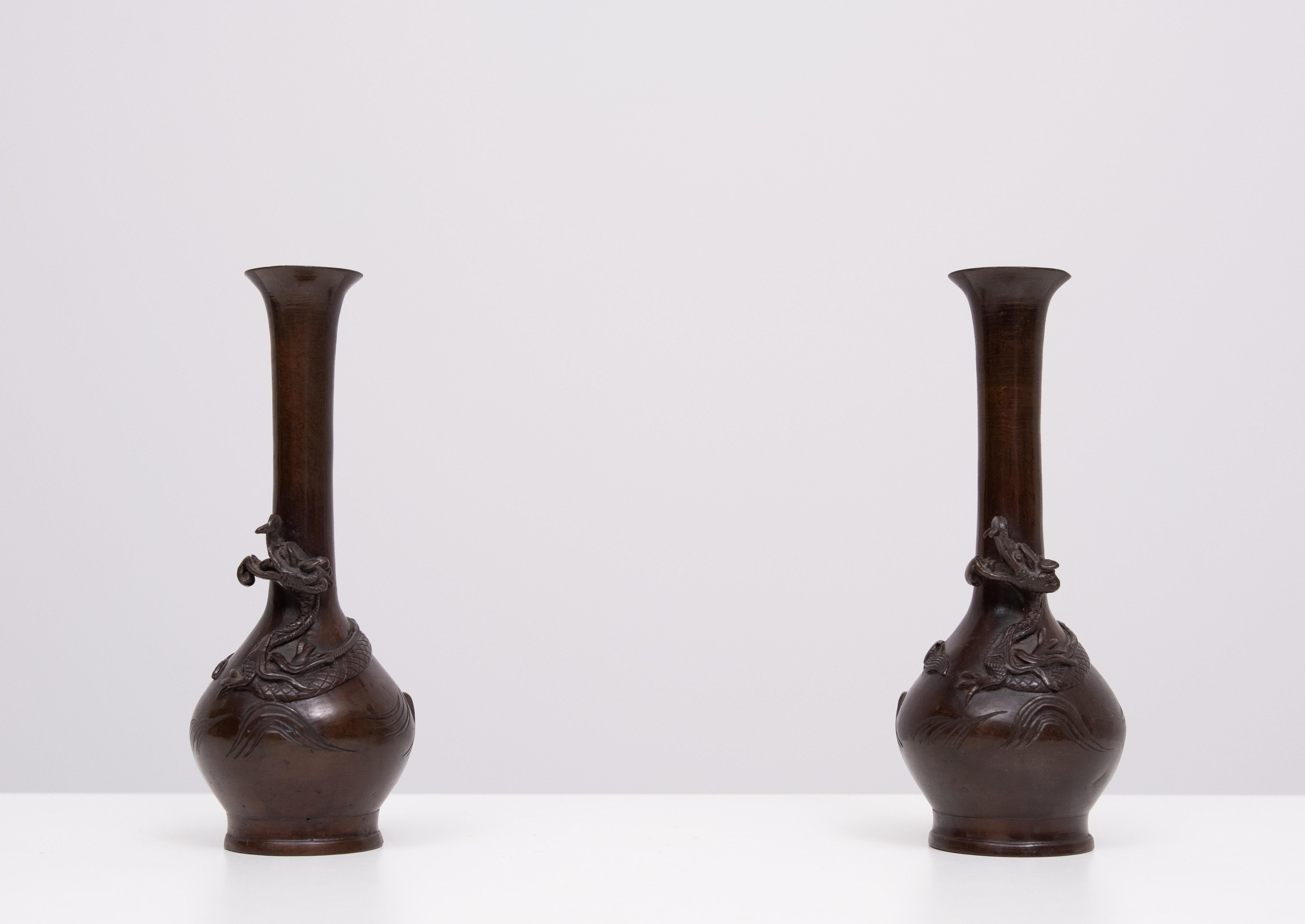 Pair Dragon  Vases de la période Meiji au Japon Bon état - En vente à Den Haag, NL