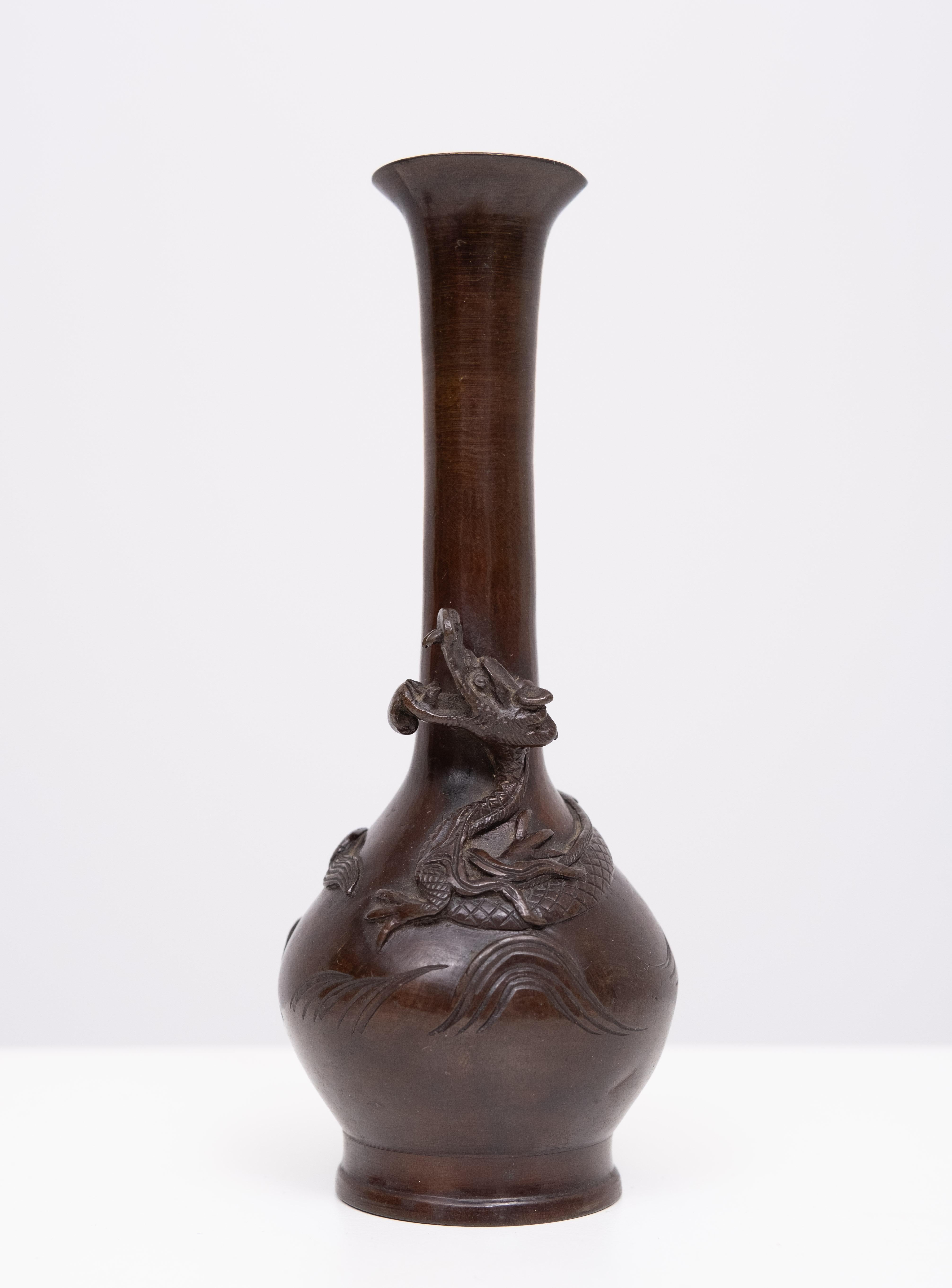 Bronze Pair Dragon  Vases de la période Meiji au Japon en vente