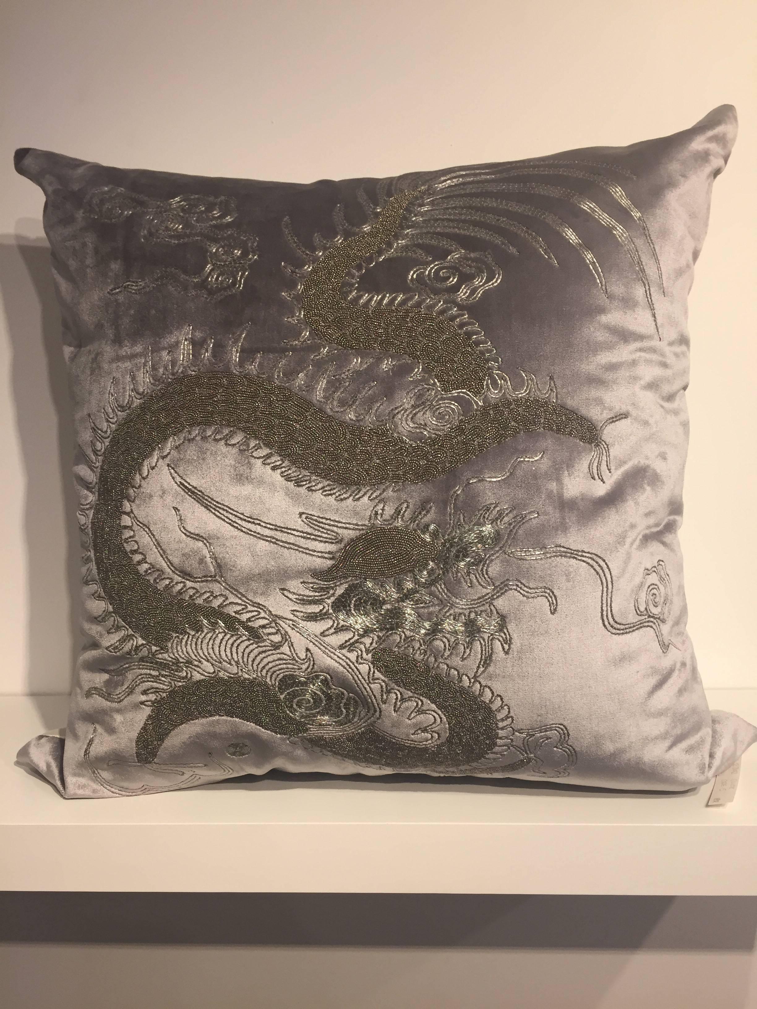 Paar Drachen-Kissen Chinoiserie auf Seidensamt mit Handstickerei und Perlenstickerei aus Silber (Englisch) im Angebot