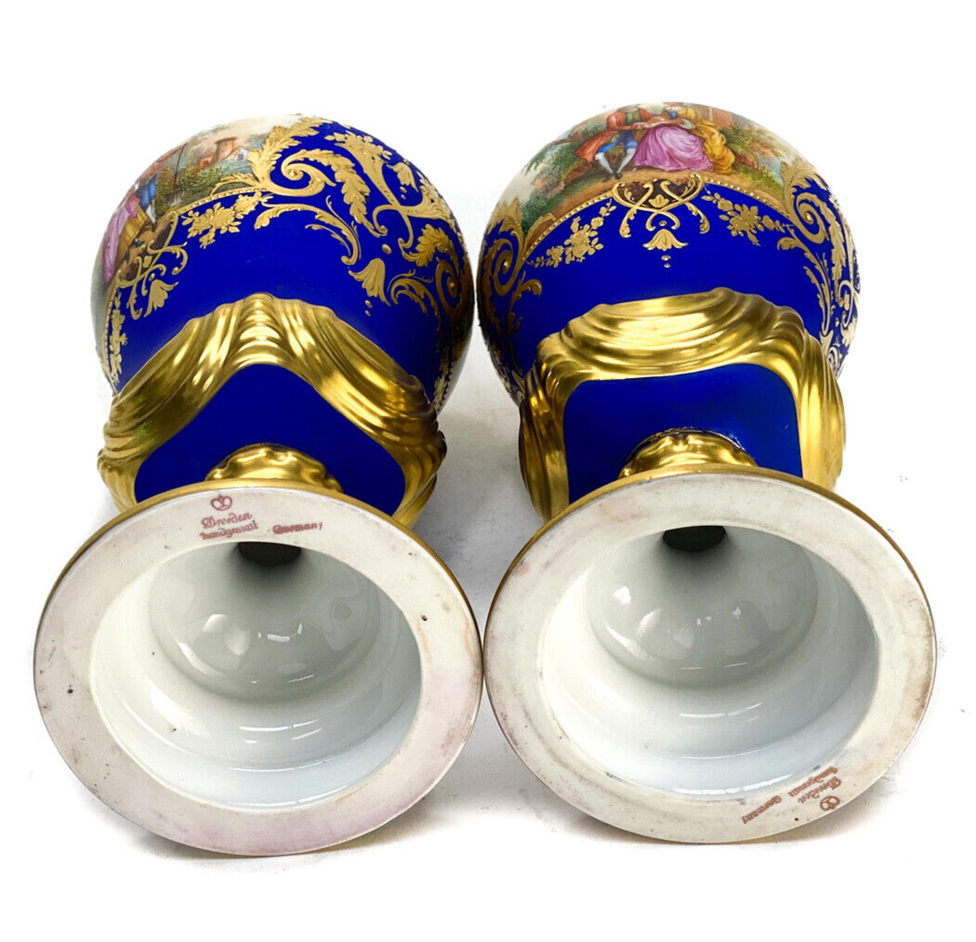 Porcelaine Paire d'urnes en porcelaine de Dresden Porcelain bleu cobalt, vers 1920  en vente