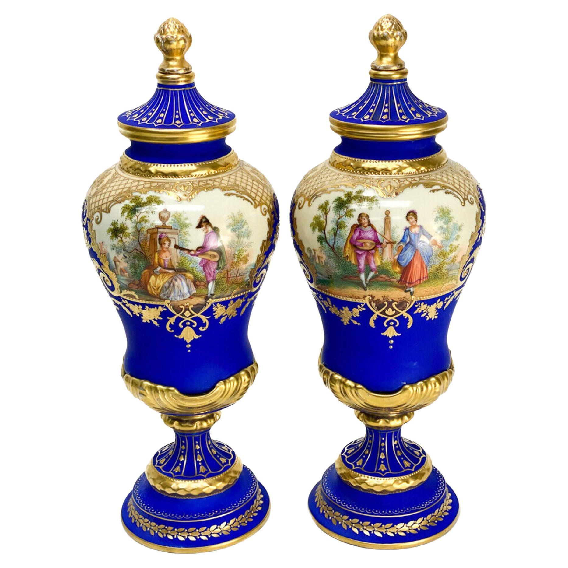 Paire d'urnes en porcelaine de Dresden Porcelain bleu cobalt, vers 1920  en vente