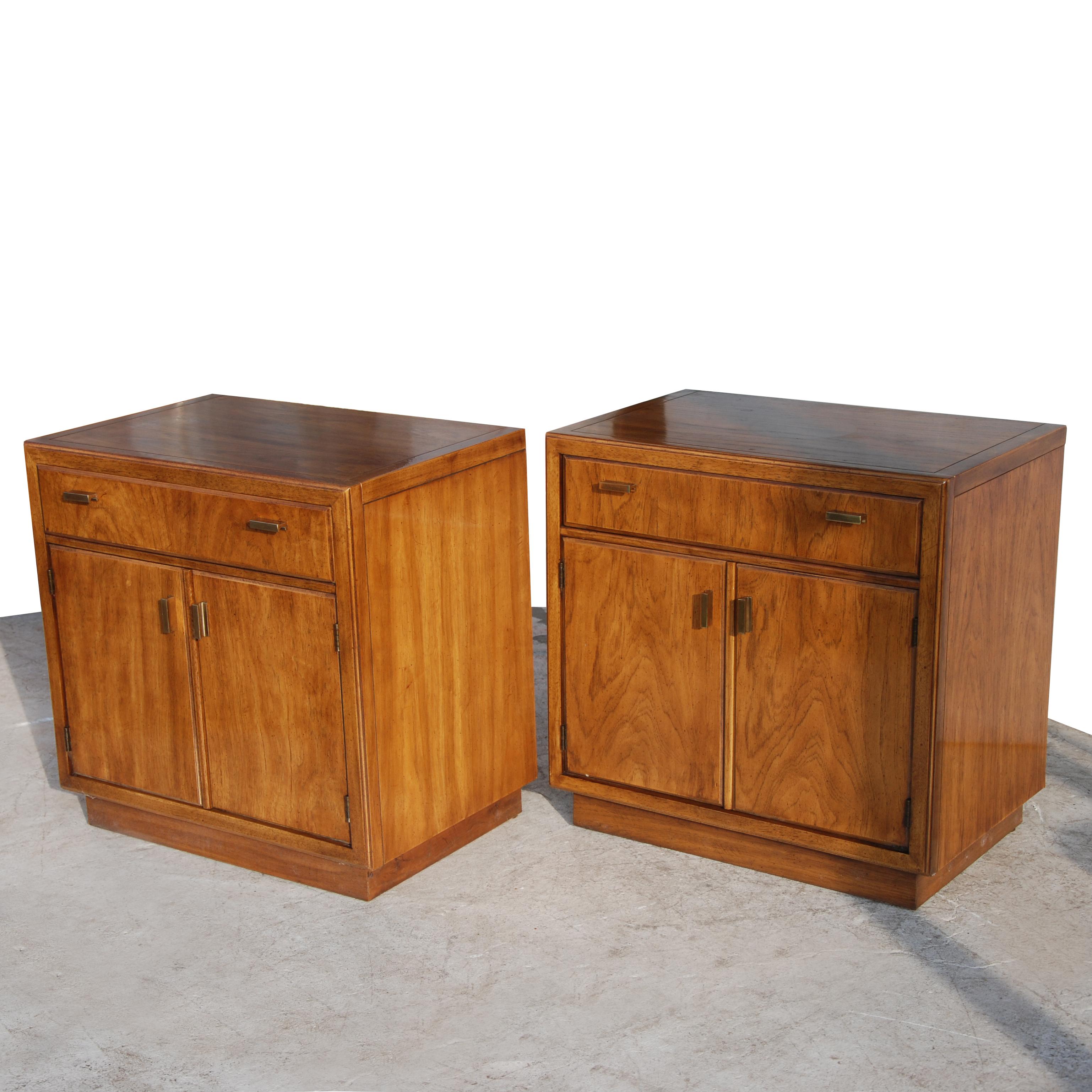 Pair of Drexel Heritage consensus pecan nightstands



1970s Campaign style nightstands made by Drexel Heritage for the Consensus line.


Nightstands in solid Pecan with brass pulls. One drawer with ample storage underneath.
 
 