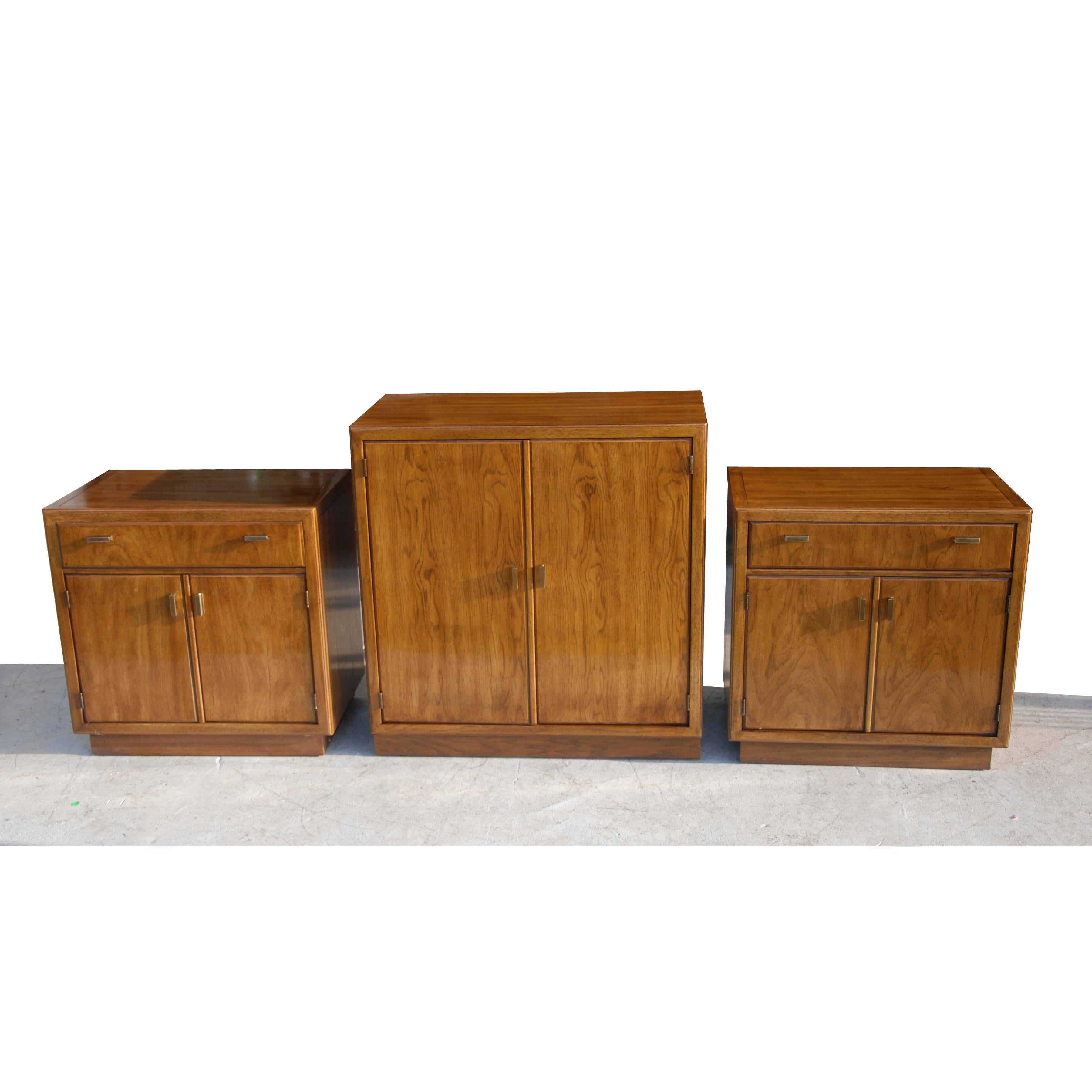 Late 20th Century Pair of Drexel Heritage Consensus Pecan Nightstands For Sale