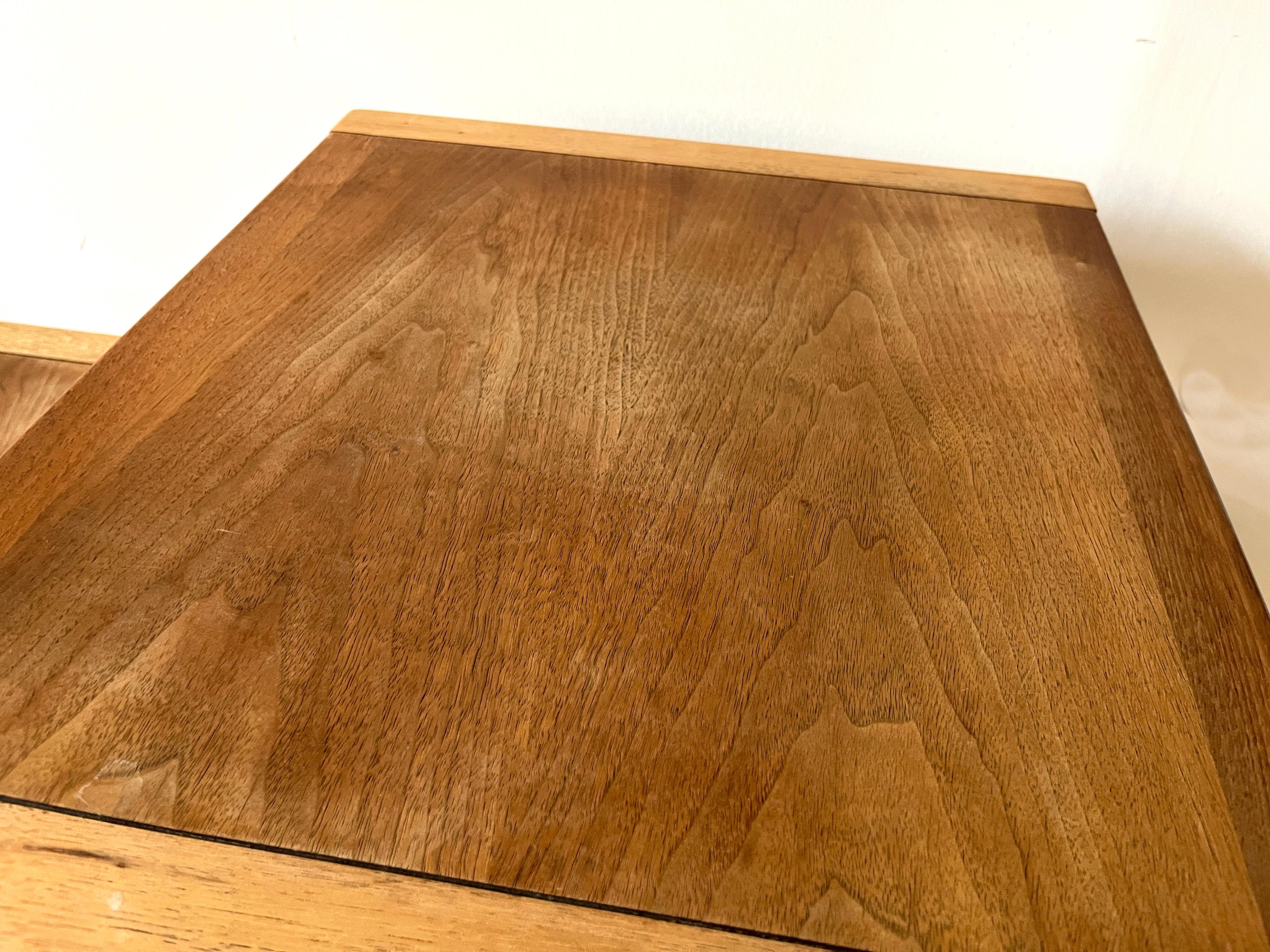 Ein Paar Drexel Profile Mid-Century Modern Step Beistelltische von John Van Koert im Angebot 11