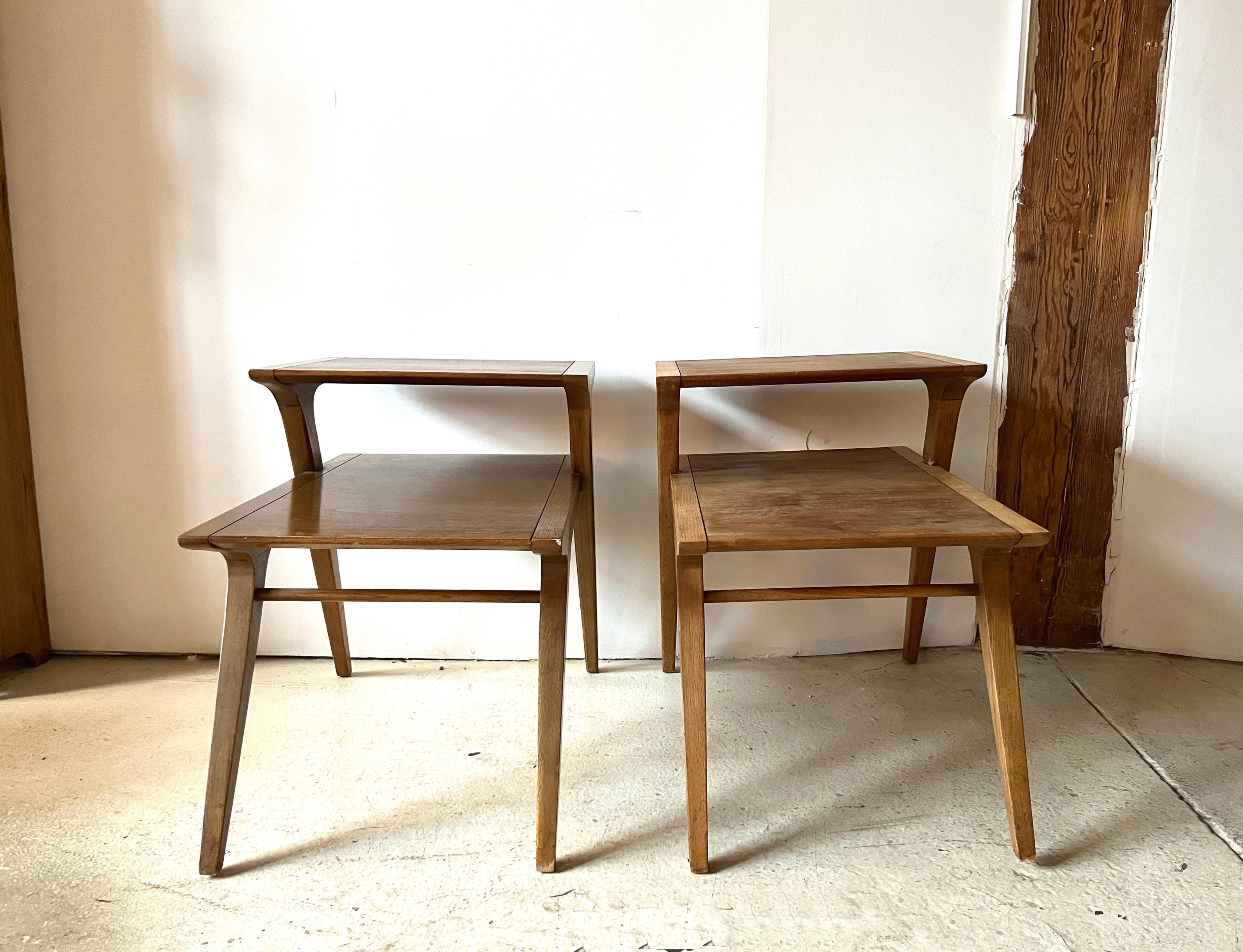 Ein Paar Drexel Profile Mid-Century Modern Step Beistelltische von John Van Koert (Moderne der Mitte des Jahrhunderts) im Angebot