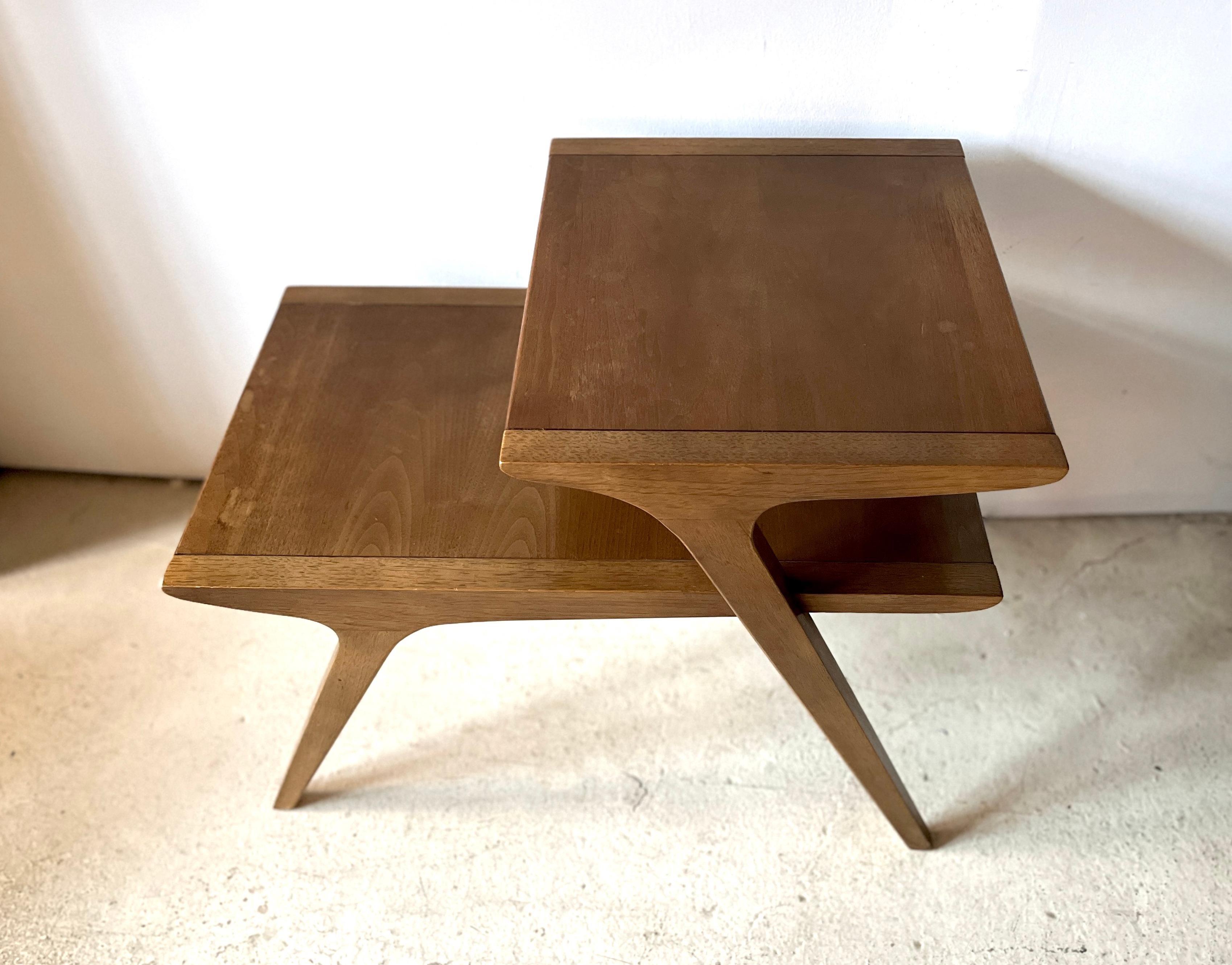 Ein Paar Drexel Profile Mid-Century Modern Step Beistelltische von John Van Koert im Zustand „Gut“ im Angebot in Chicago, IL