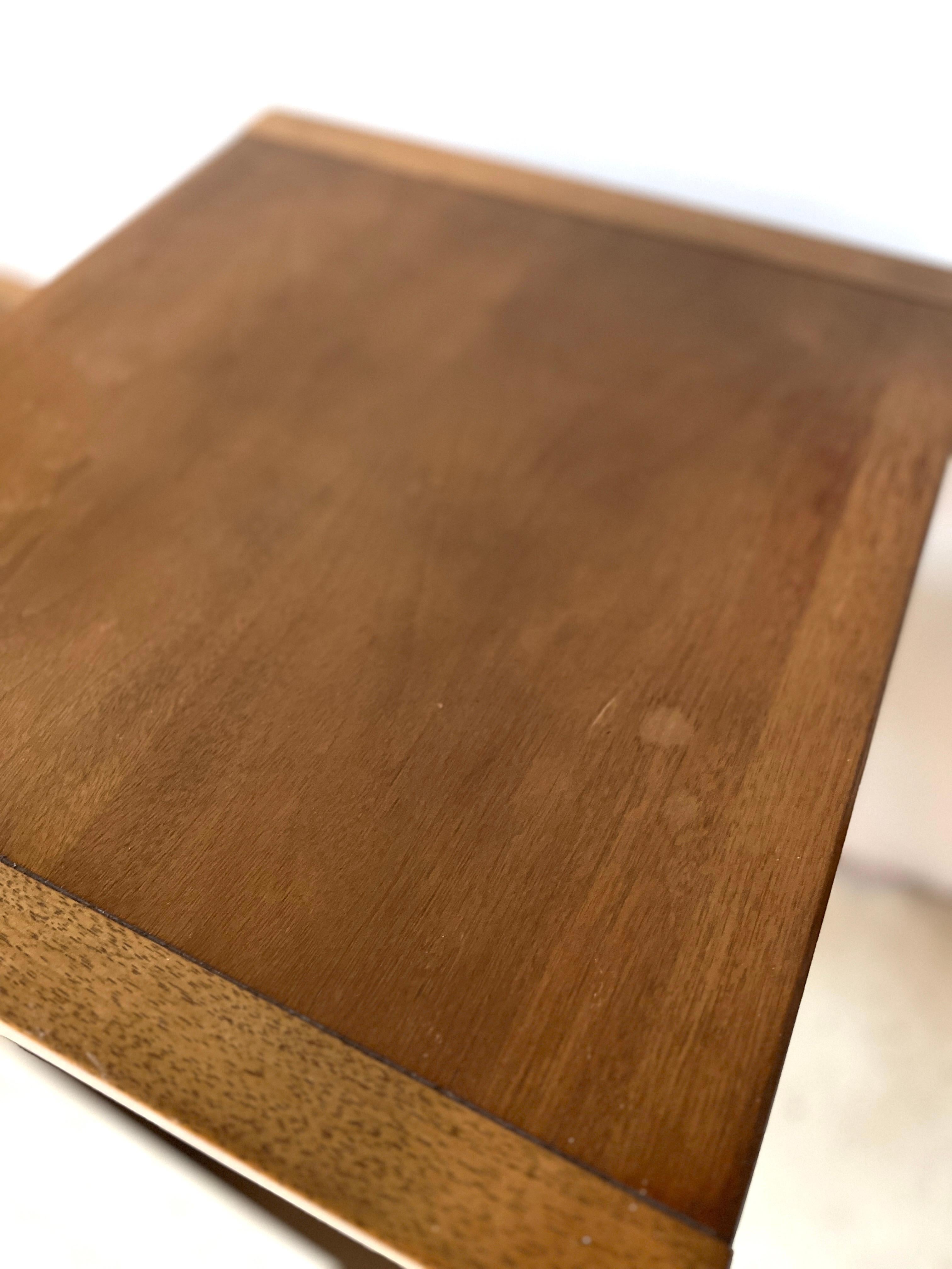 Ein Paar Drexel Profile Mid-Century Modern Step Beistelltische von John Van Koert (Holz) im Angebot