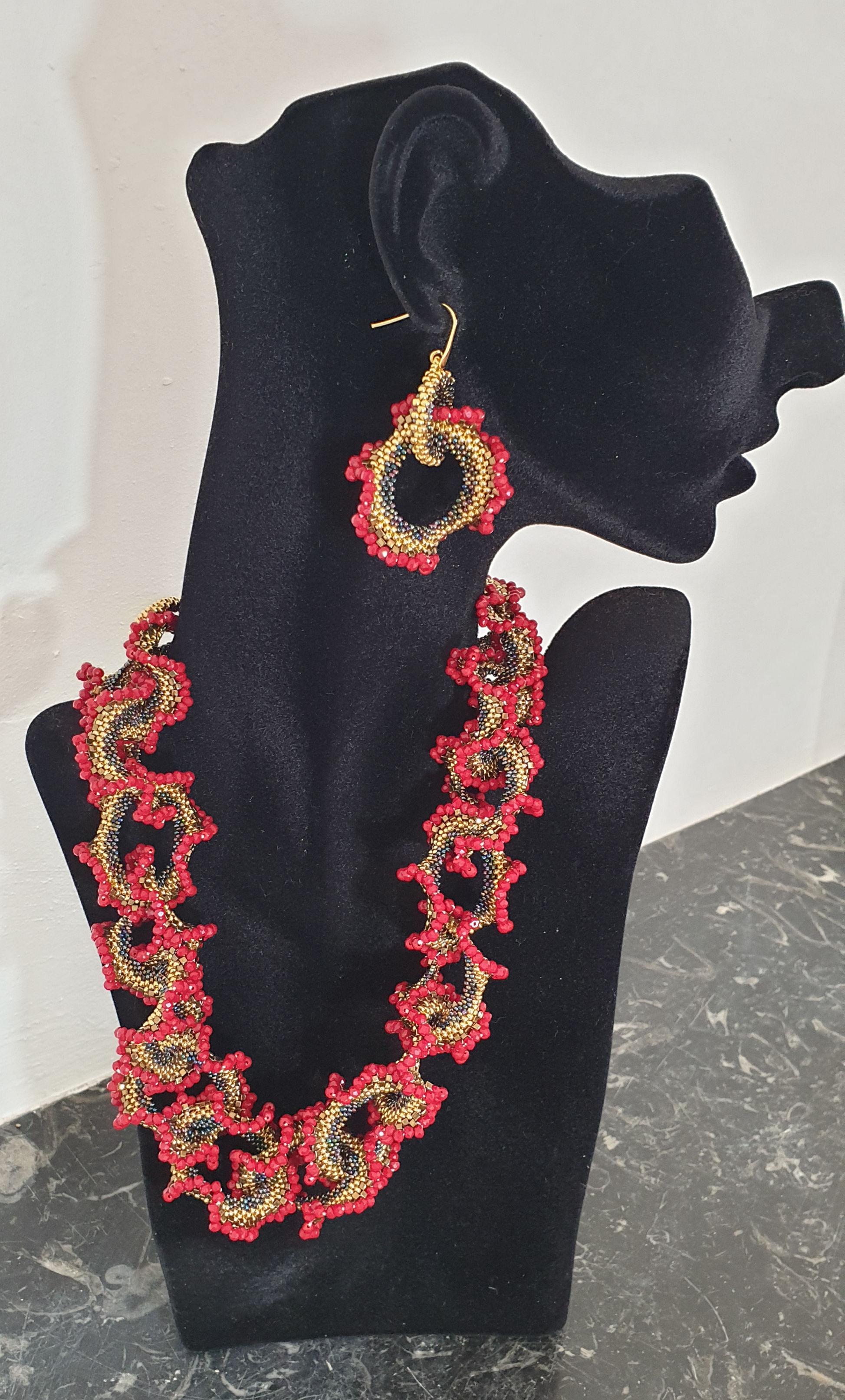 Red, gold and black multi strands Murano glass beads drop earrings.
Unique, hand made by artist Paola B. in Venise, Italy, 2010s.
The artist is a member of Venezia Vetro Acqua e Terra, and AMA: Associazione Maestri Artigiani del Vetro.
Made of: