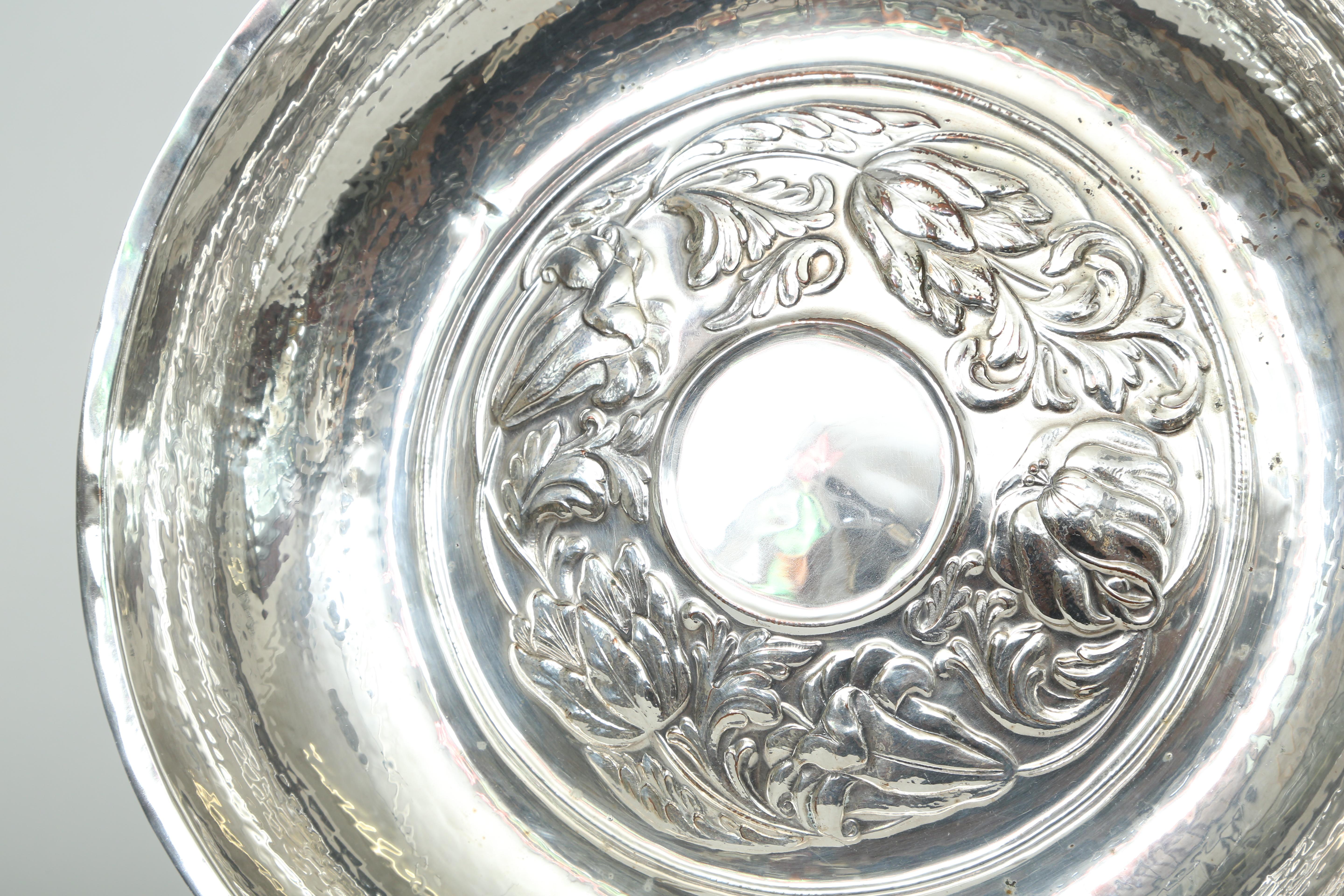 Paire de bols en argent sur cuivre fabriqués à la main dans le cadre du mouvement Arts & Crafts. Le motif repoussé est constitué de diverses fleurs et feuilles avec une bordure martelée à la main. La Duchess of Sutherland's Cripples Guild (D.S.C.G.
