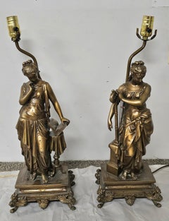 Coppia di sculture figurative in spelta bronzata attribuite a Dumaige, montate come lampade