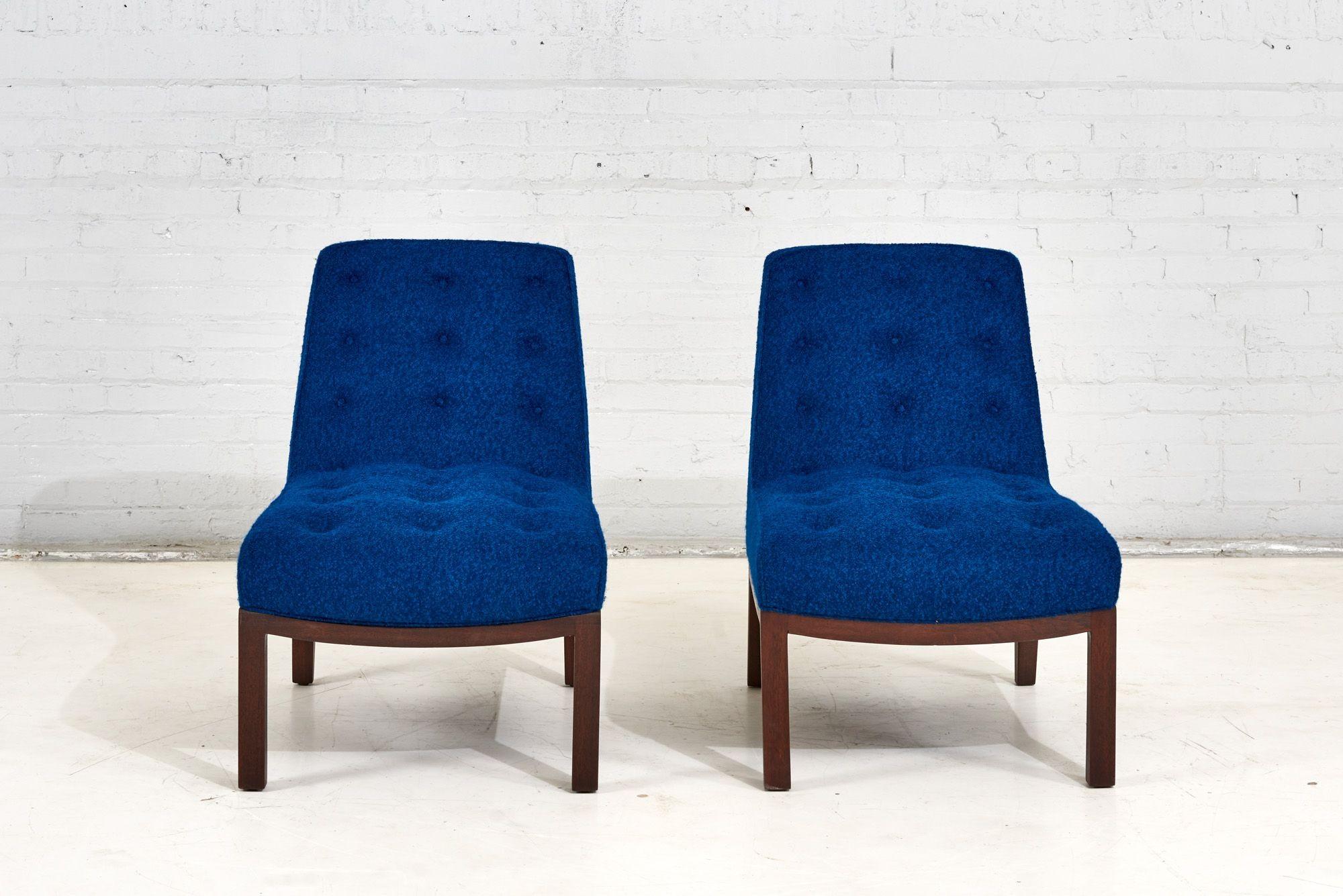 Paar Dunbar Lounge Slipper Chairs von Edward Wormley, 1960. Die Beine aus Nussbaumholz wurden restauriert und neu mit blauem Boucle gepolstert.
