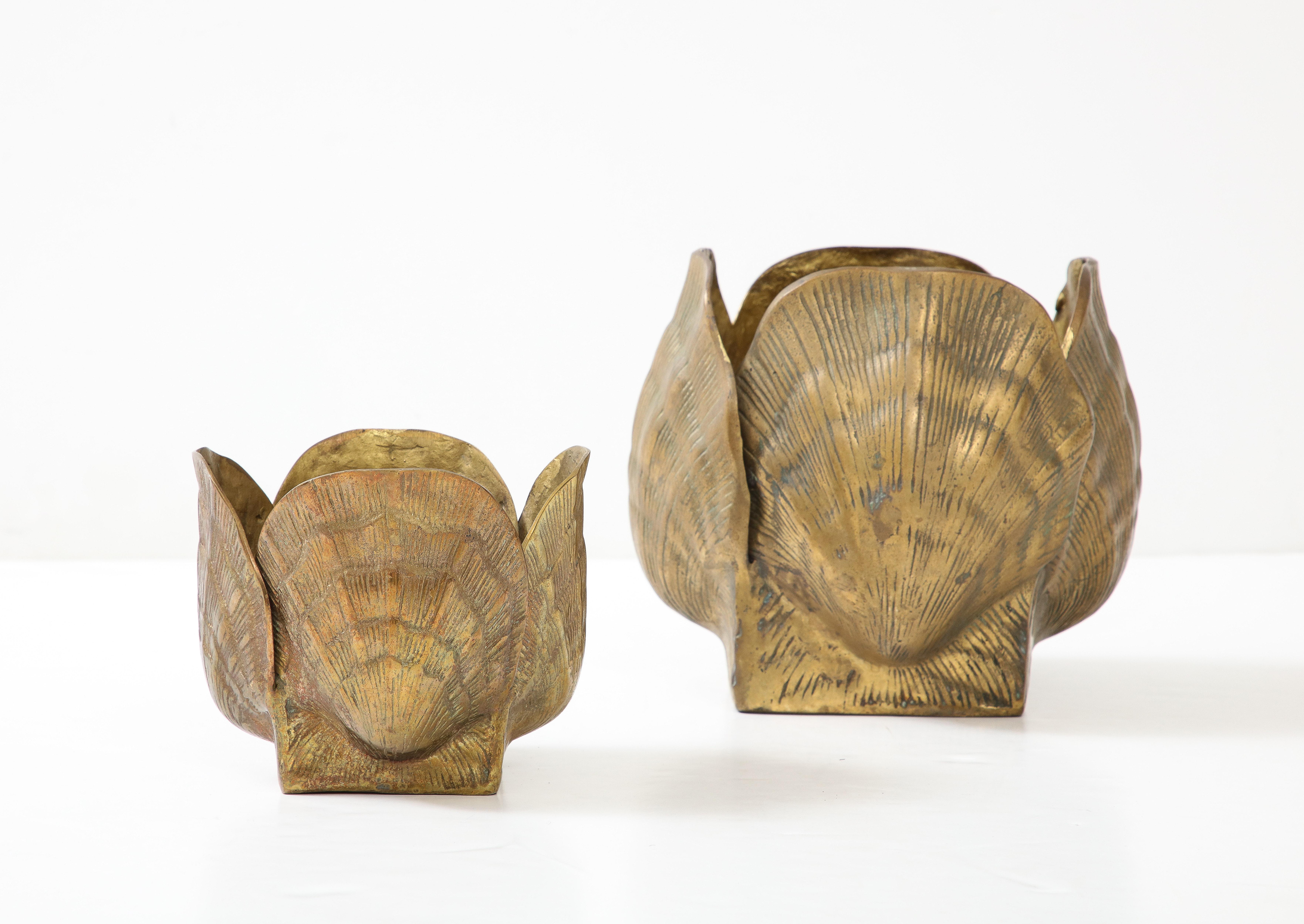 Mid Century Modern pair of stylized bronze shell jardinieres, in the style of Tony Duquette.

Larger : 8.5T X 7W X 7D
Smaller : 5.25T X 6W x6D