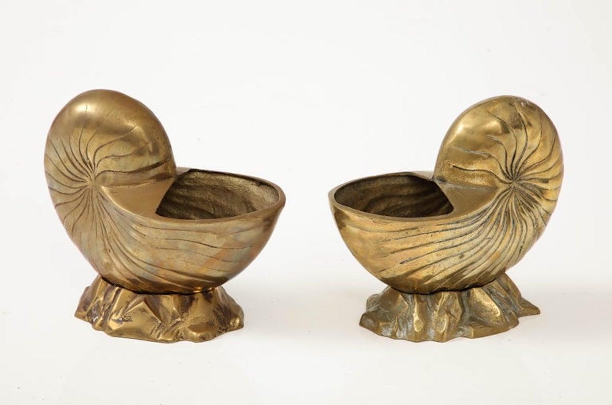 Coppia di eleganti cache pot in bronzo, jardinieres con motivo nautilus stilizzato appoggiato su rocce.