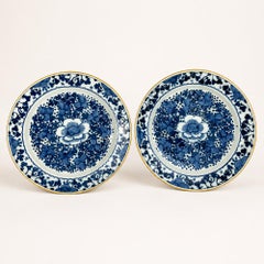 Coppia di grandi piatti olandesi Delft bianchi e blu dipinti a mano Circa 1780