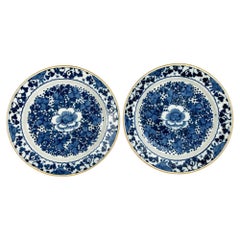 Coppia di grandi piatti olandesi Delft bianchi e blu dipinti a mano Circa 1780
