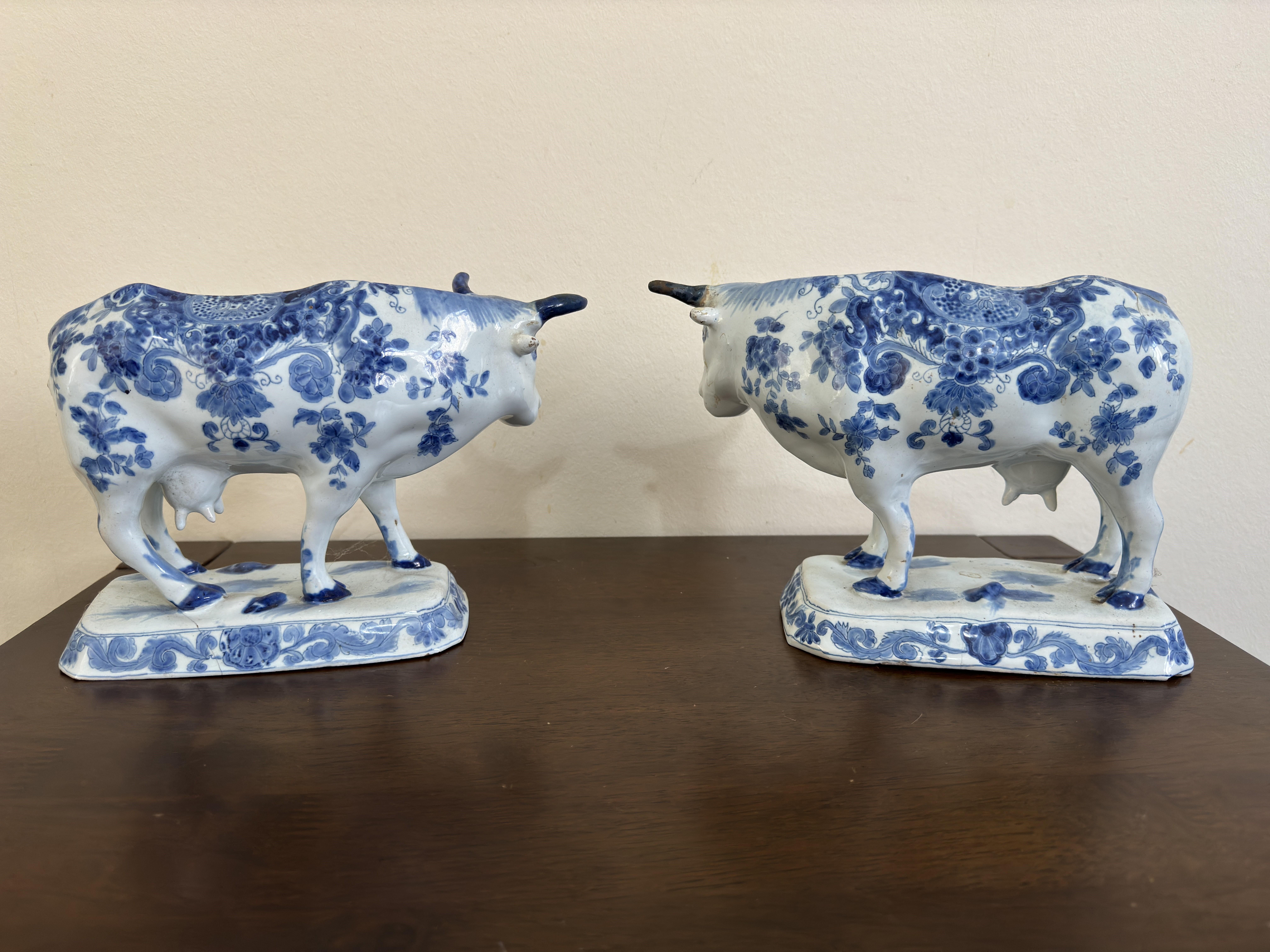 Pair Dutch Delft Blue Cows 18th Century In Fair Condition For Sale In Basildon, GB