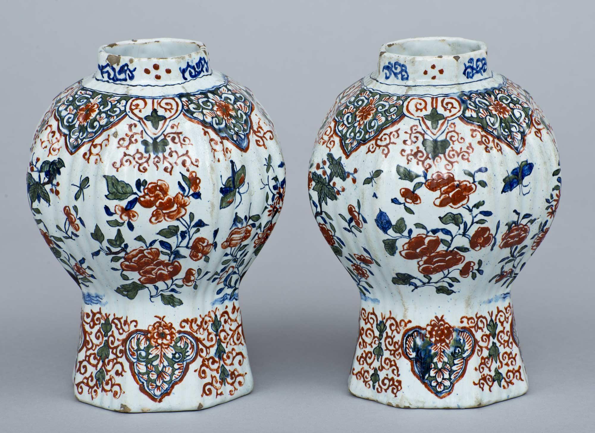 Pair of Dutch Delft Vases, 17th Century For Sale 1