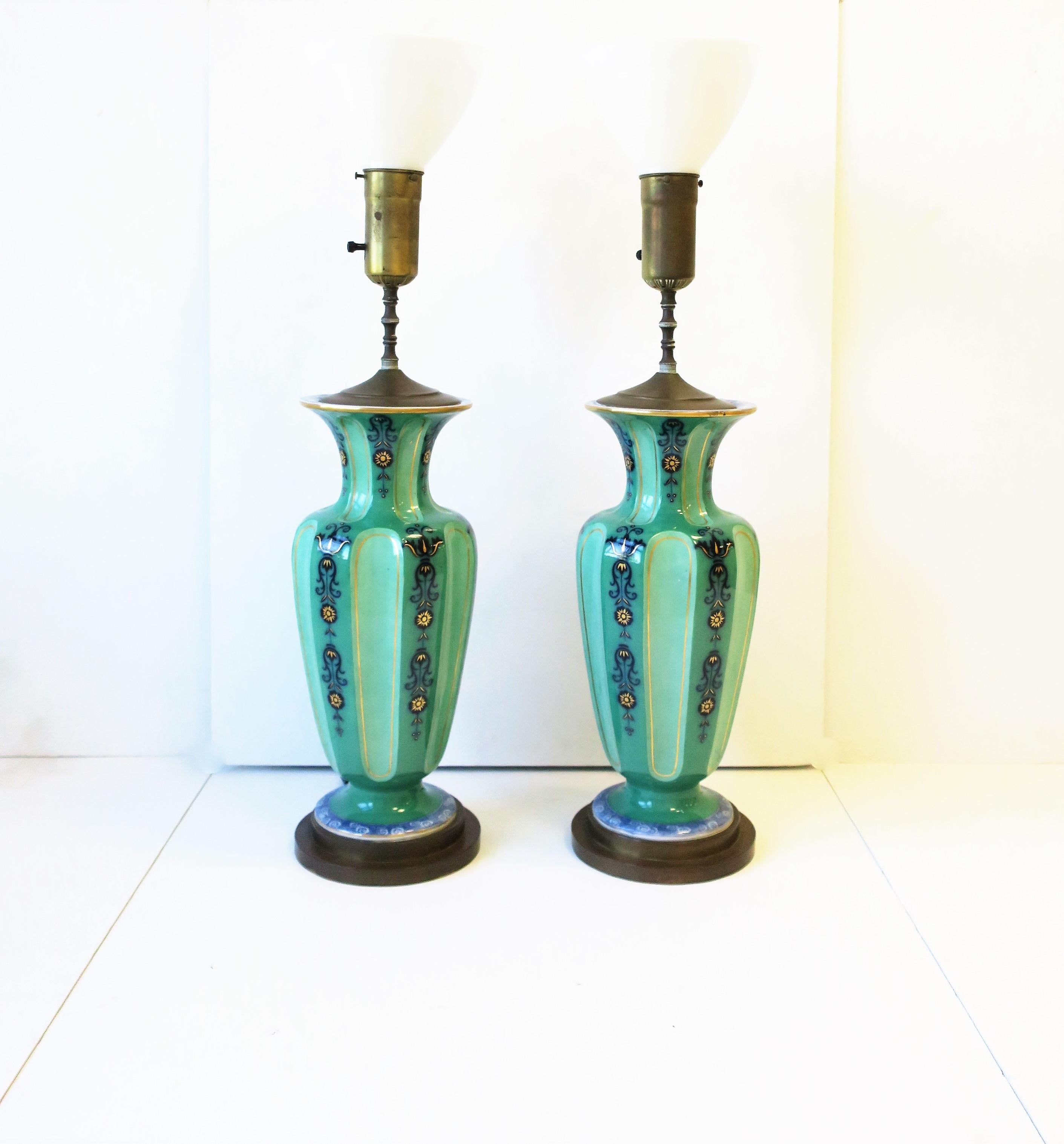 Holländische Blau-Weiß-Grün-Porzellan-Tischlampen im Ginger Jar Stil, ca. 1930er Jahre im Zustand „Gut“ im Angebot in New York, NY