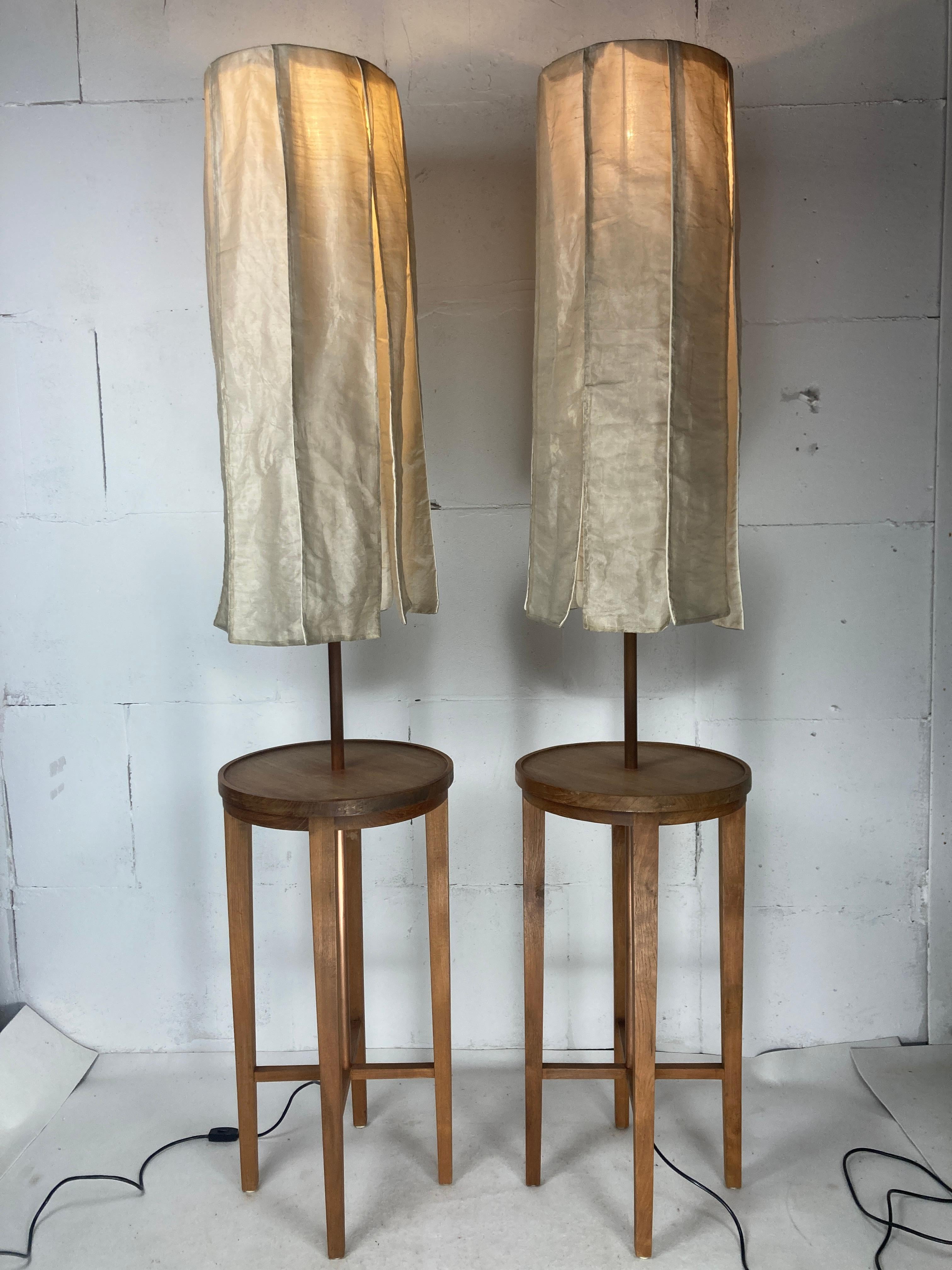 Rare ensemble de lampadaires du regretté Jan des Bouvrie ( 1942 -2020 ). Cette paire est en excellent état, comme le montrent les photos. Le teck n'est pas vraiment abîmé mais présente une belle usure au fil des ans, les tiges de cuivre sont en