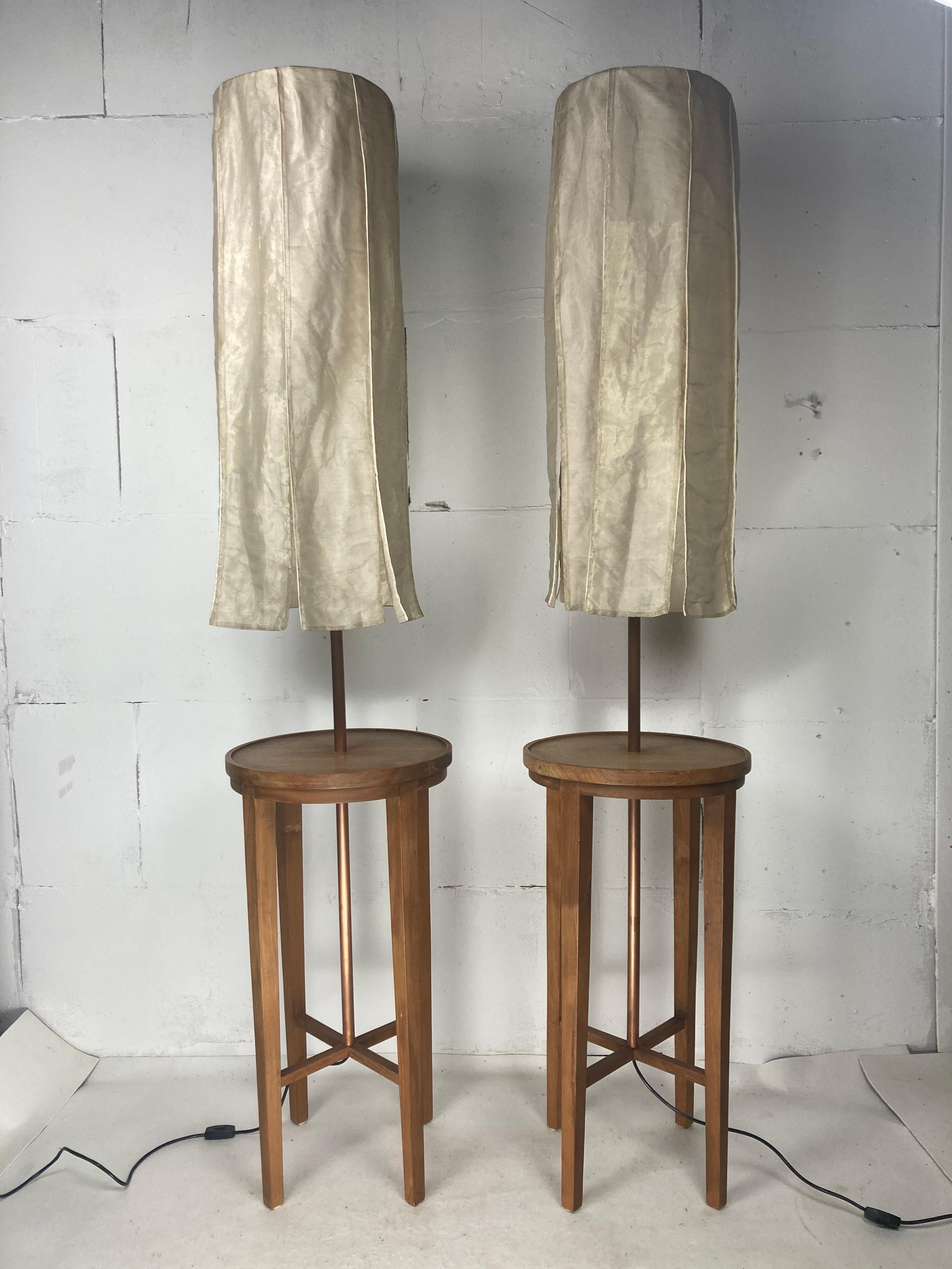 Pair Dutch teak and copper floor lamps, silk shades, by Jan des Bouvrie In Good Condition For Sale In Zaandam, NL