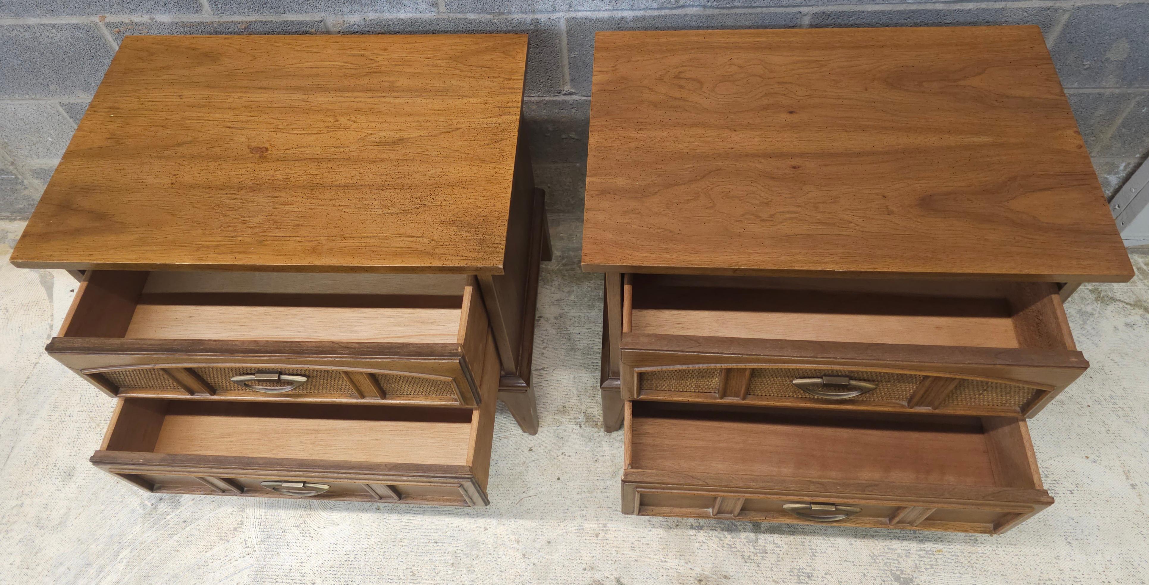 A  Paar  von Dxie Furniture Italienischer toskanischer Stil Nussbaum gebeizt und Rohr Nachttisch
Sie sind Teil eines Schlafzimmersets, wie auf dem letzten Bild dargestellt und separat aufgeführt.
Messen Sie 26