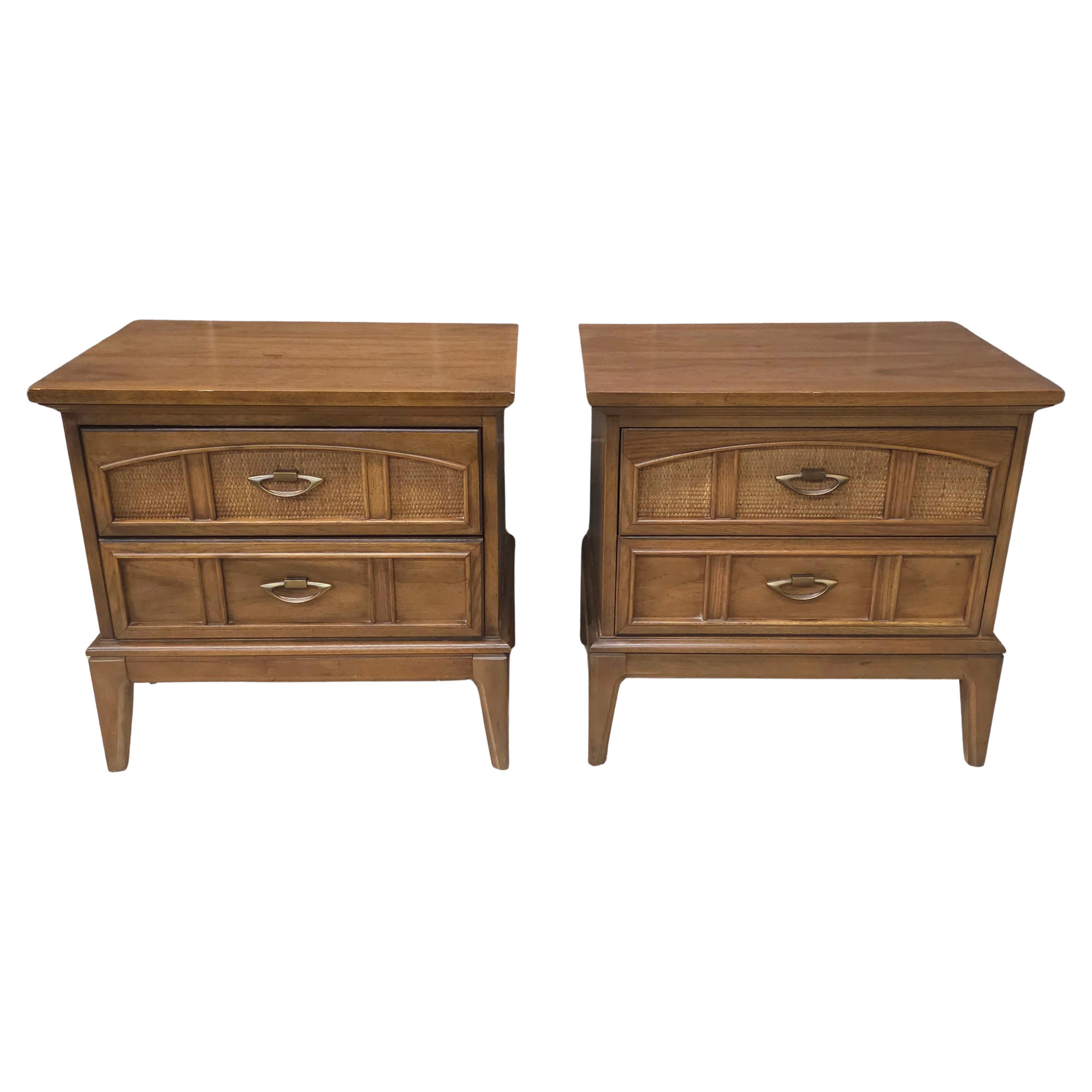 Pareja de cómodas Dxie Furniture de estilo toscano italiano en nogal teñido y caña