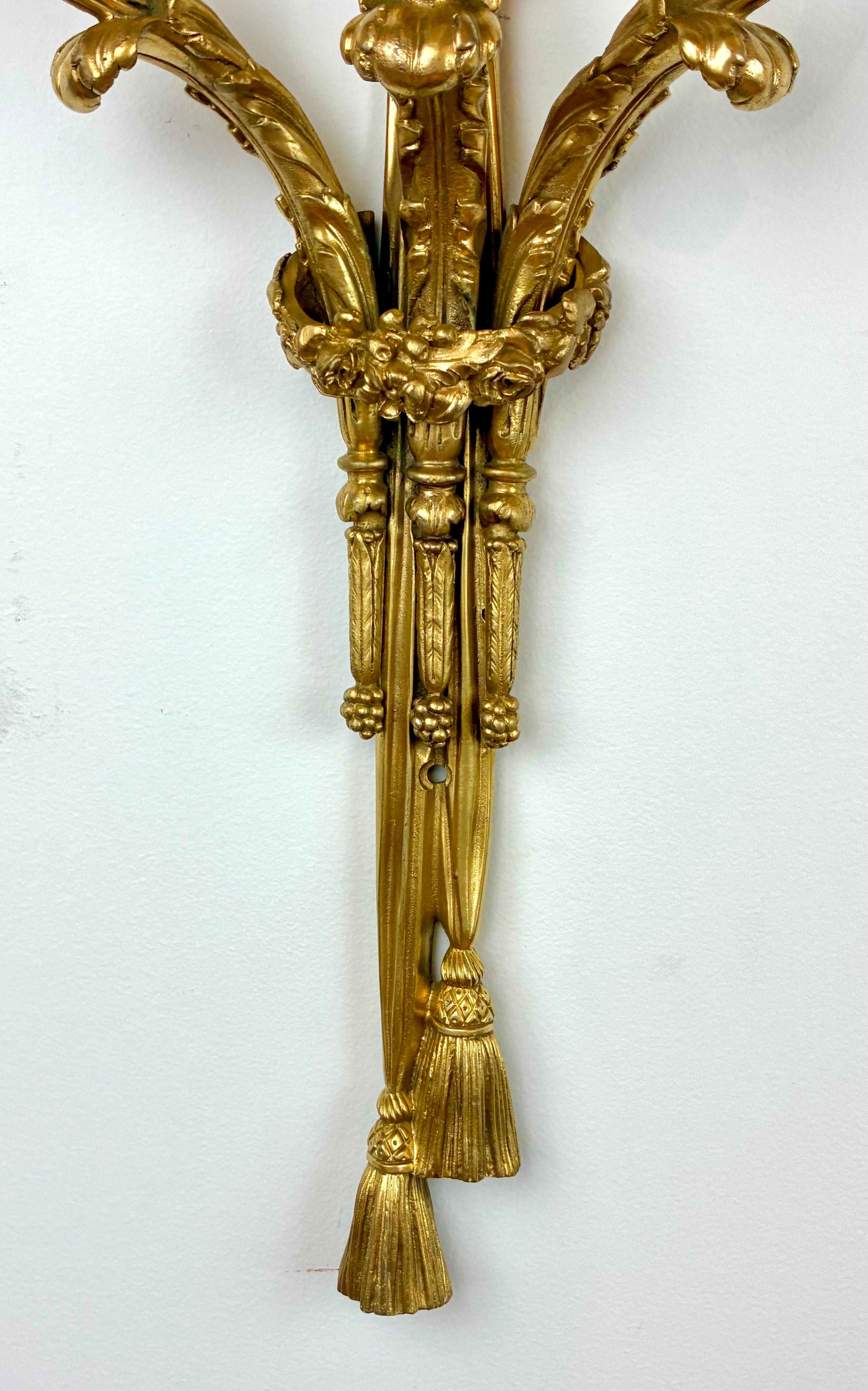 Pareja de candelabros de bronce dorado de 3 brazos estilo Luis XVI de E. F. Caldwell en venta 4