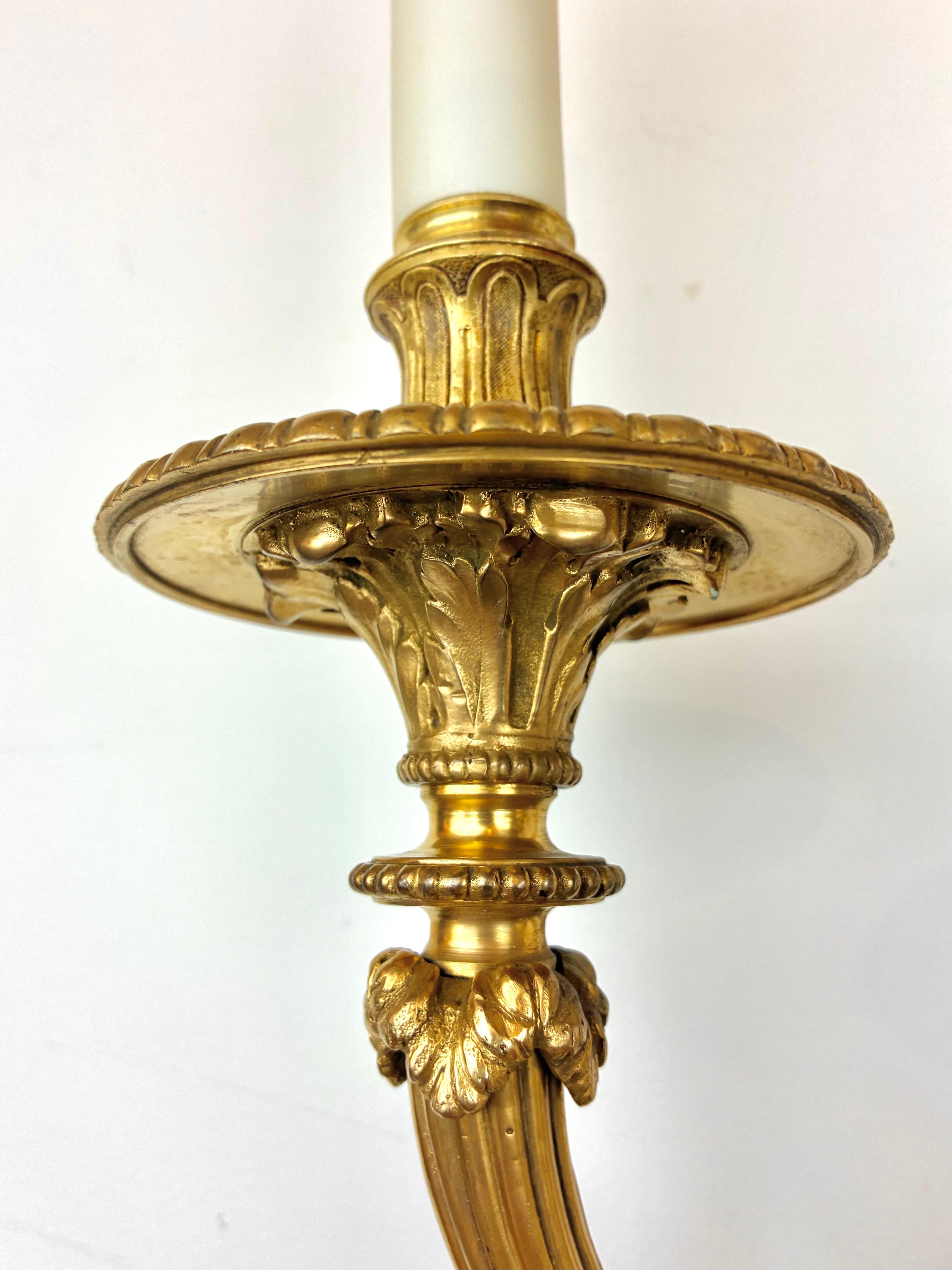 Pareja de candelabros de bronce dorado de 3 brazos estilo Luis XVI de E. F. Caldwell Neoclásico en venta