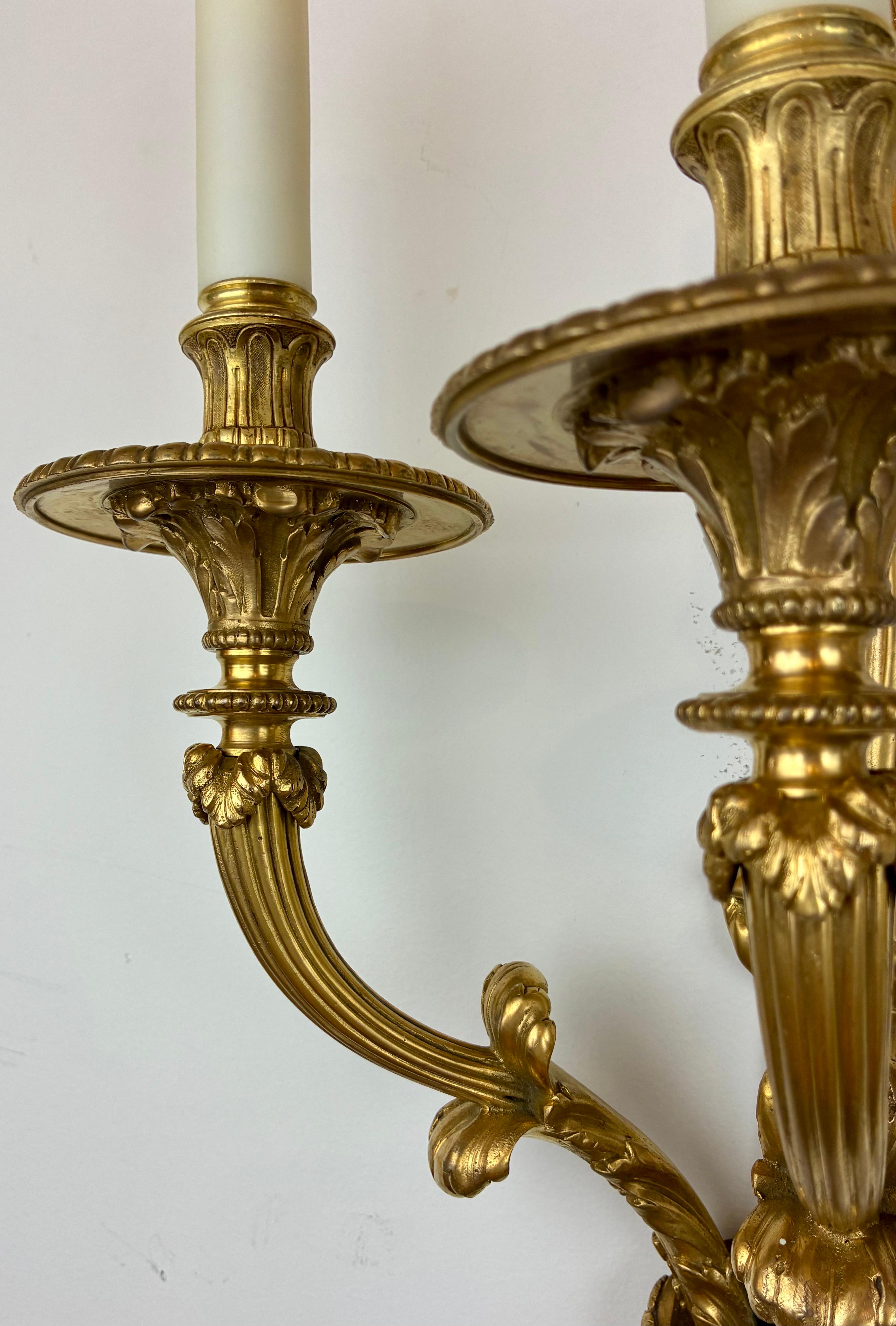 Pareja de candelabros de bronce dorado de 3 brazos estilo Luis XVI de E. F. Caldwell en Bueno estado para la venta en Pittsburgh, PA