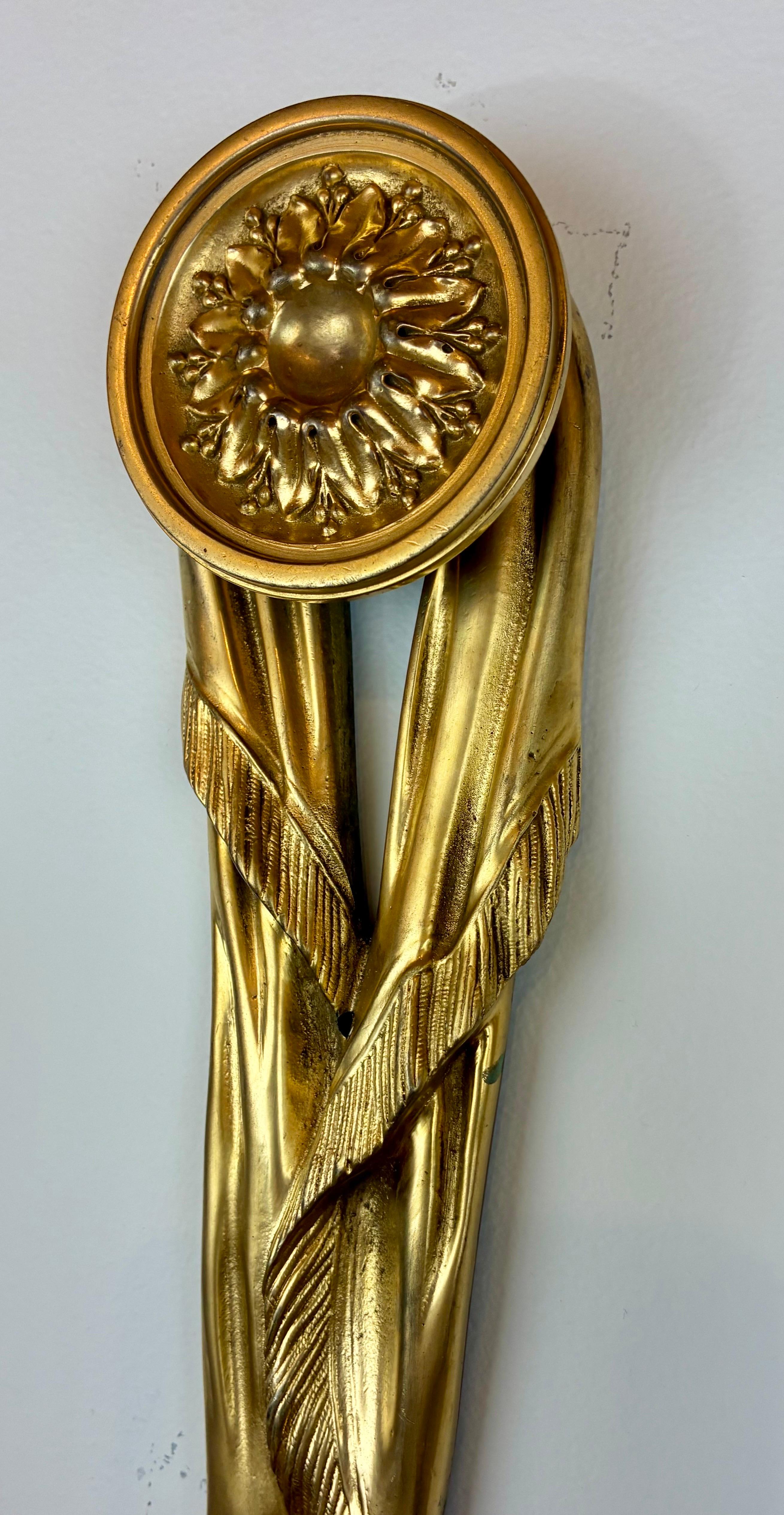 Pareja de candelabros de bronce dorado de 3 brazos estilo Luis XVI de E. F. Caldwell siglo XVIII en venta