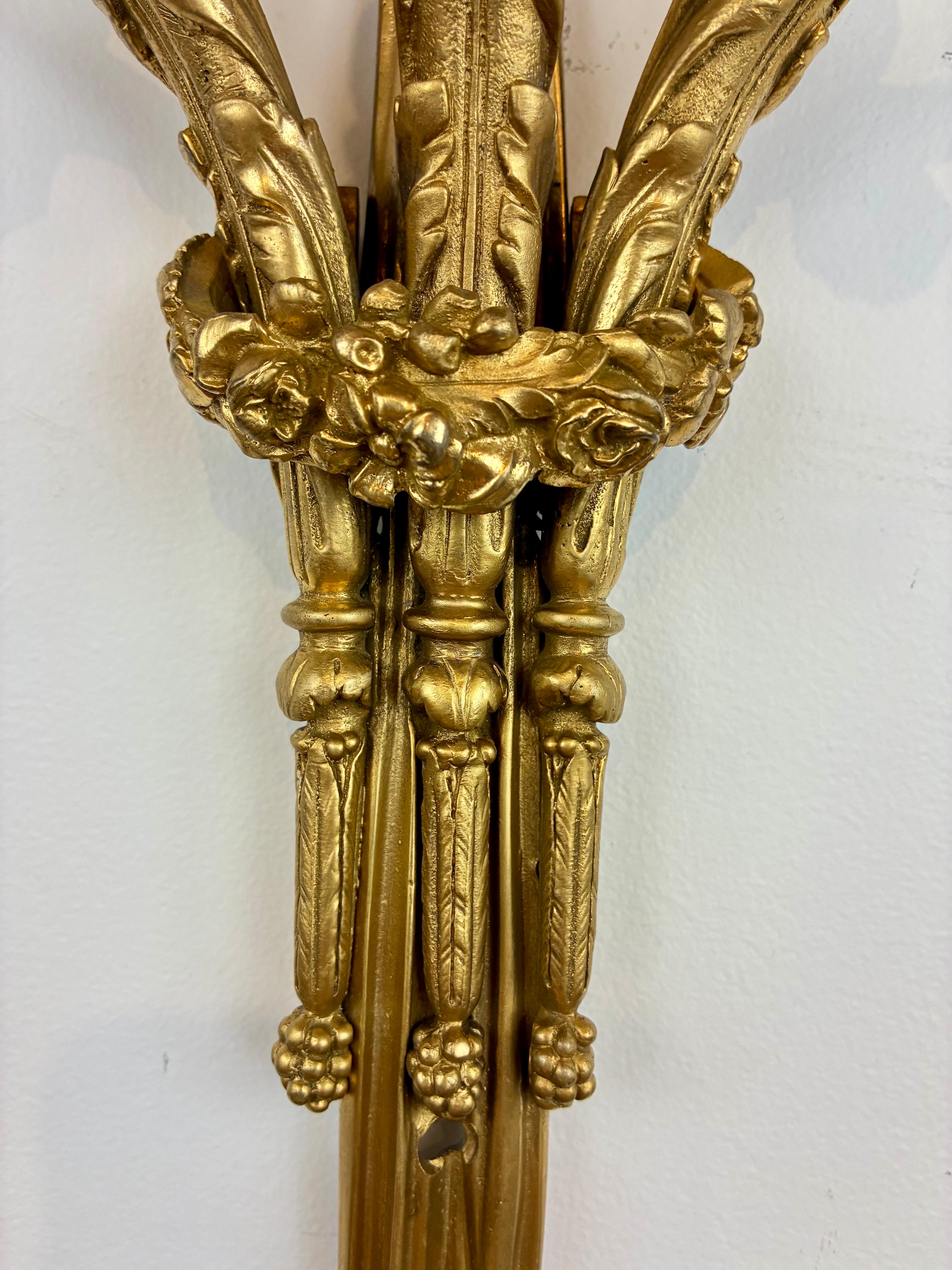 Pareja de candelabros de bronce dorado de 3 brazos estilo Luis XVI de E. F. Caldwell Bronce en venta