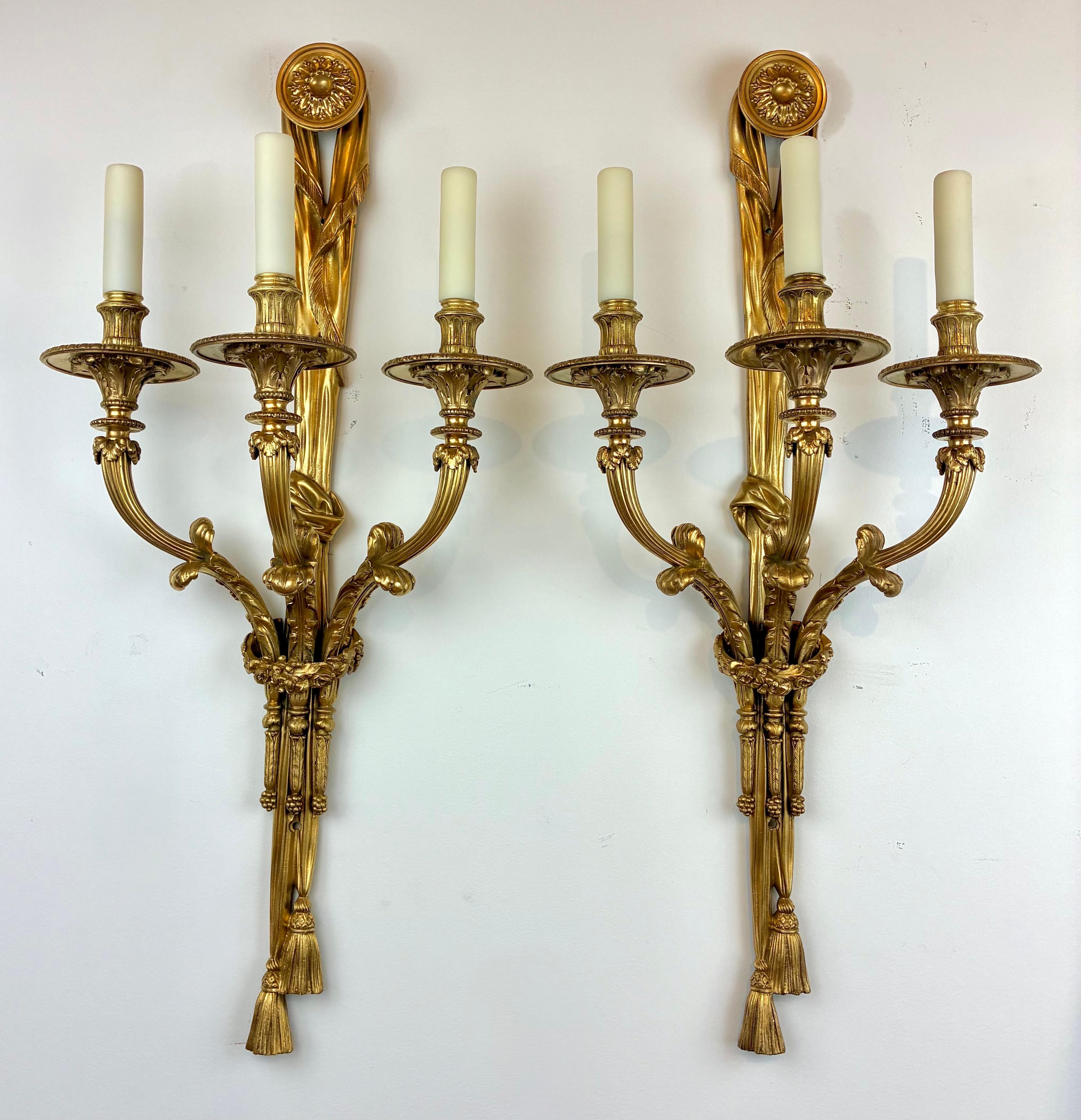 Pareja de candelabros de bronce dorado de 3 brazos estilo Luis XVI de E. F. Caldwell en venta 1