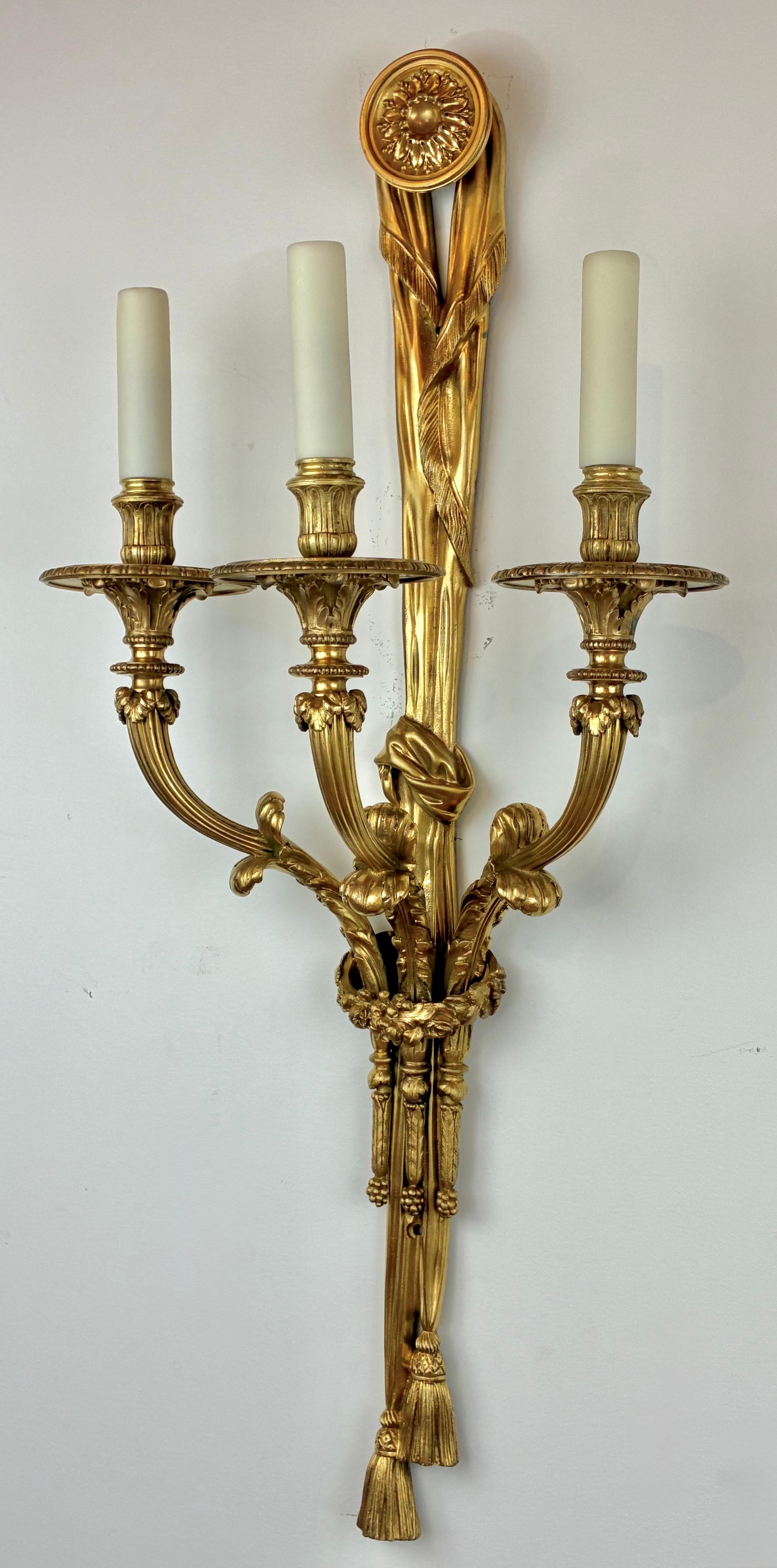 Pareja de candelabros de bronce dorado de 3 brazos estilo Luis XVI de E. F. Caldwell en venta 2