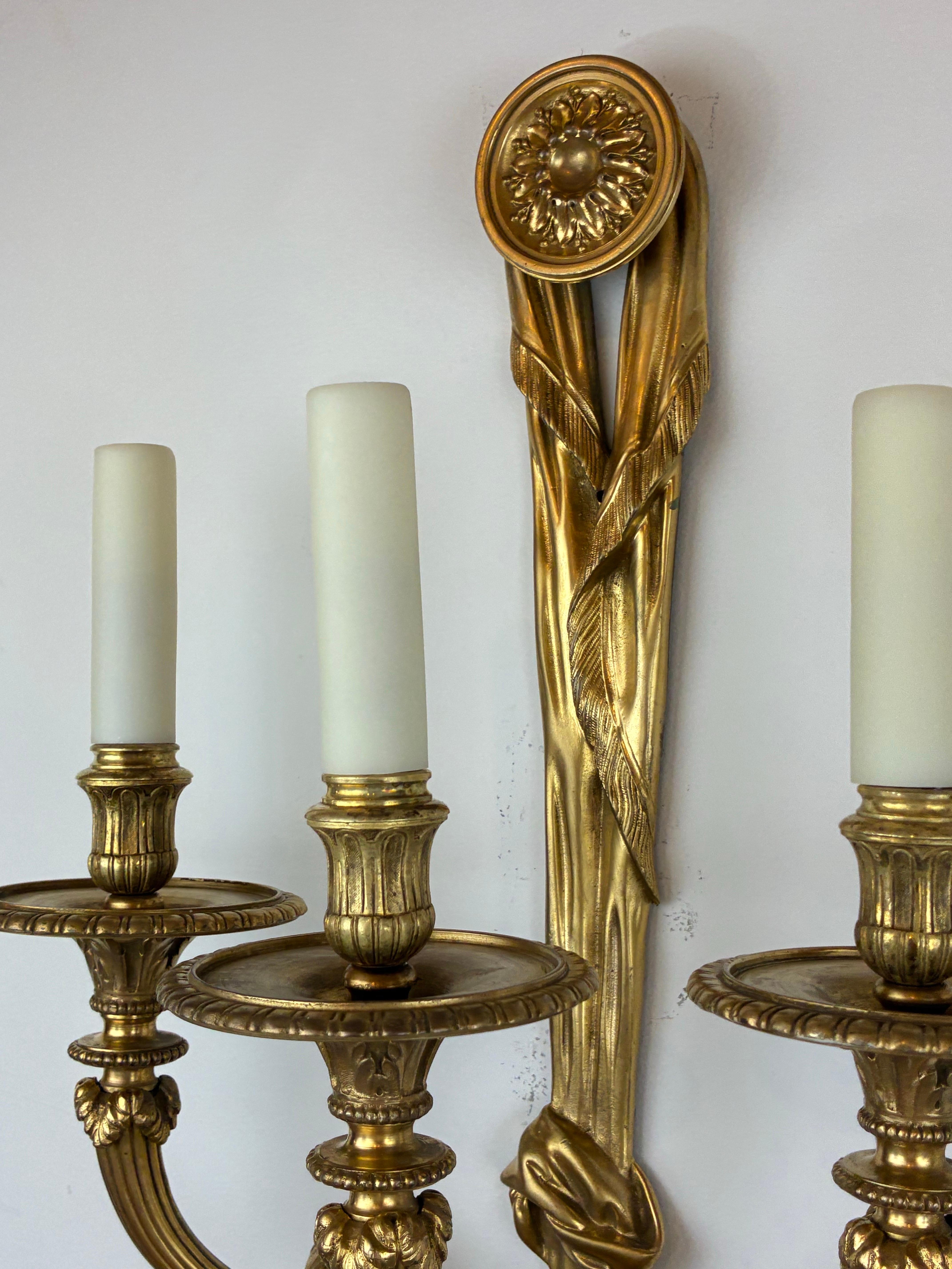 Pareja de candelabros de bronce dorado de 3 brazos estilo Luis XVI de E. F. Caldwell en venta 3