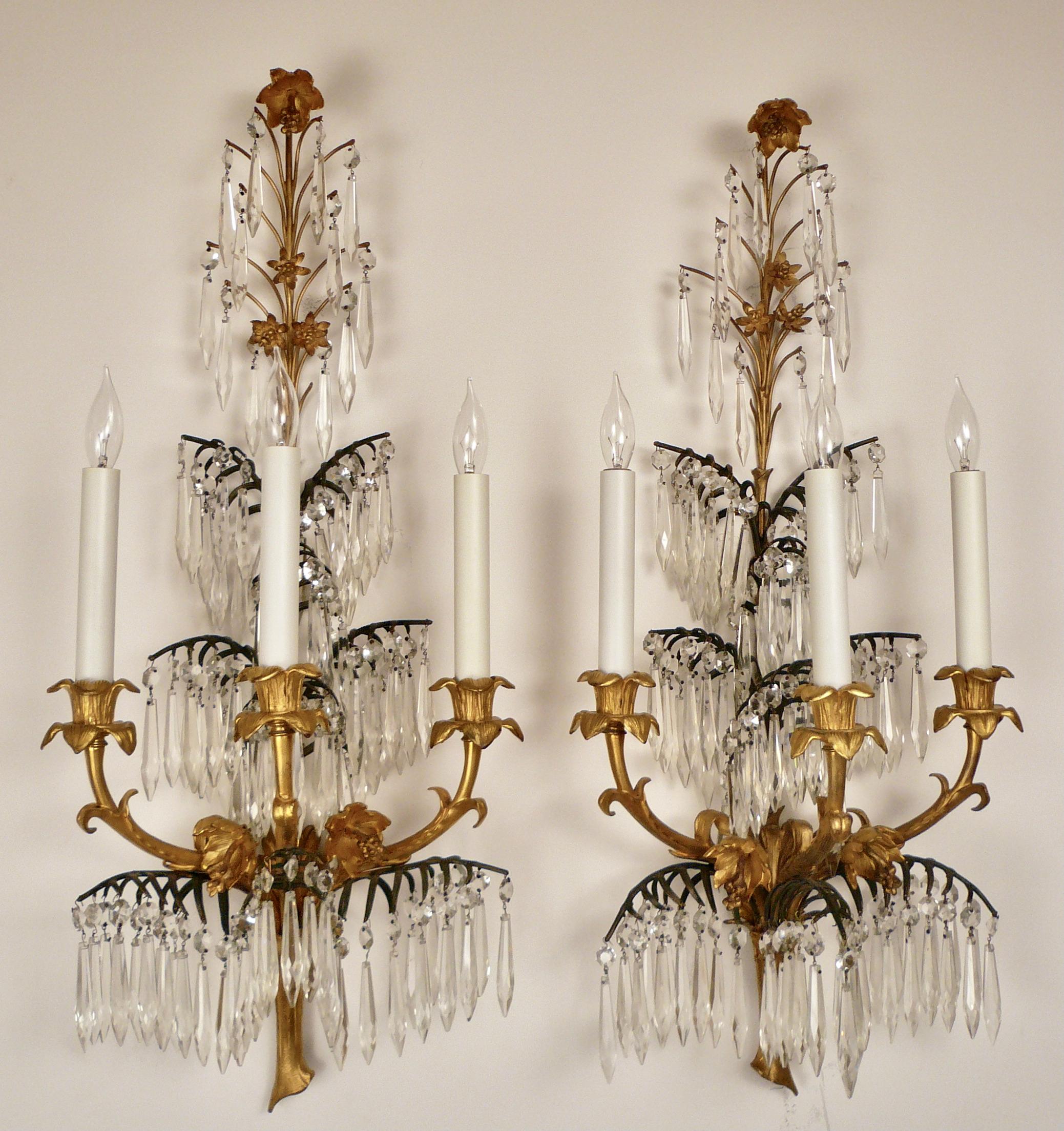 Paar E. F. Caldwell Wandleuchter aus vergoldeter Bronze und Kristall mit Palmenblatt (amerikanisch) im Angebot