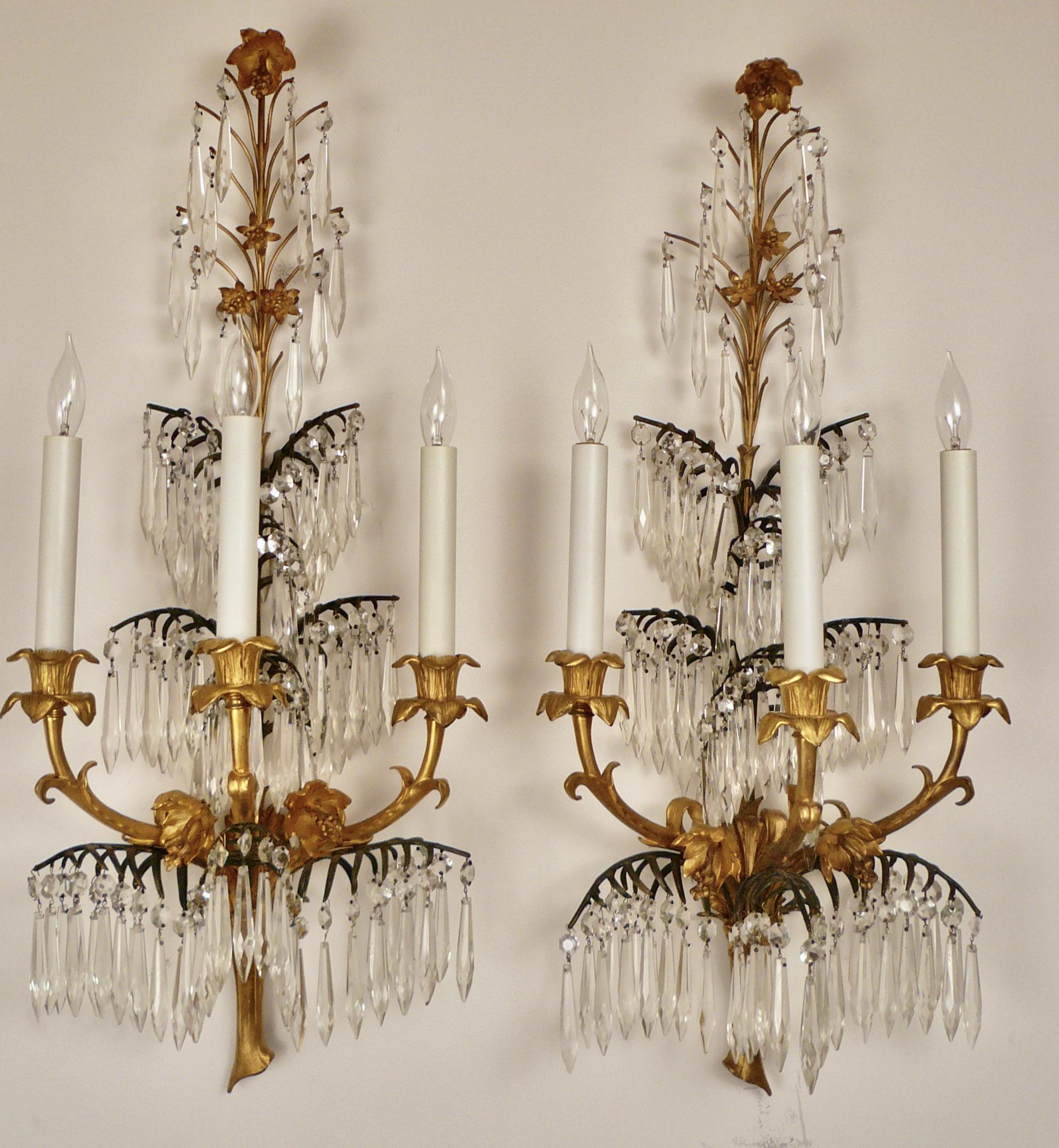 Paar E. F. Caldwell Wandleuchter aus vergoldeter Bronze und Kristall mit Palmenblatt (Vergoldet) im Angebot