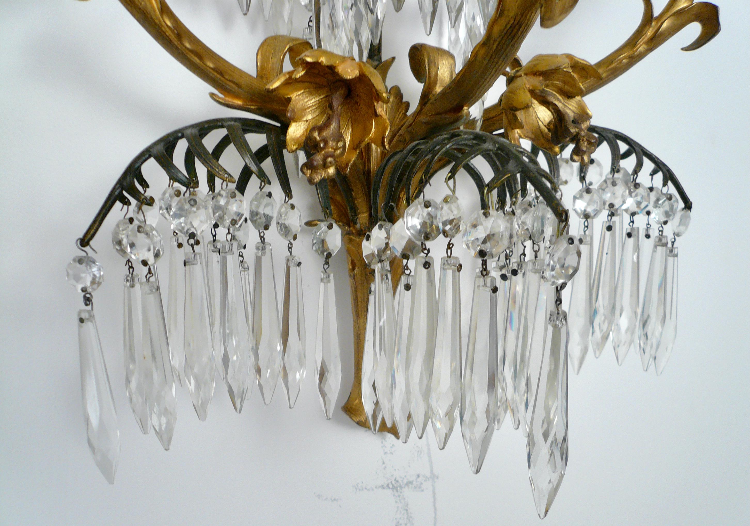Paar E. F. Caldwell Wandleuchter aus vergoldeter Bronze und Kristall mit Palmenblatt im Angebot 1