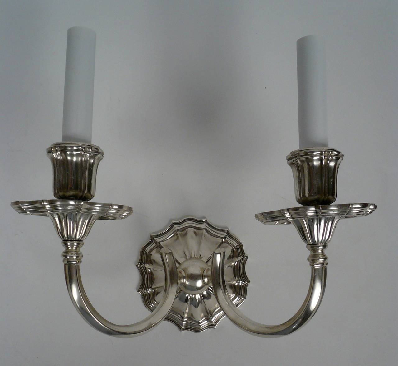 Zwei E. F. Caldwell-Silber-Wandleuchter mit zwei Leuchten (amerikanisch) im Angebot