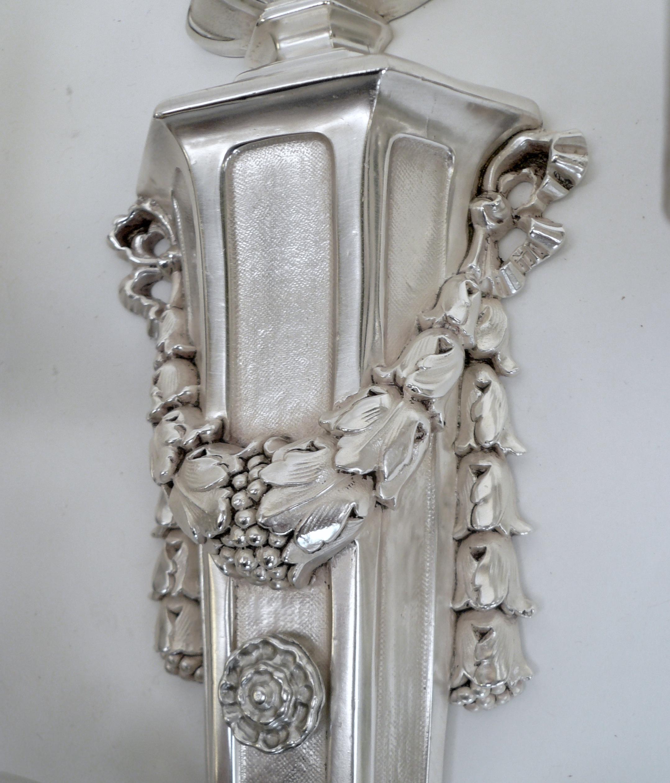 Paire d'appliques à deux lumières de style géorgien en bronze argenté de E. F. Caldwell Bon état - En vente à Pittsburgh, PA