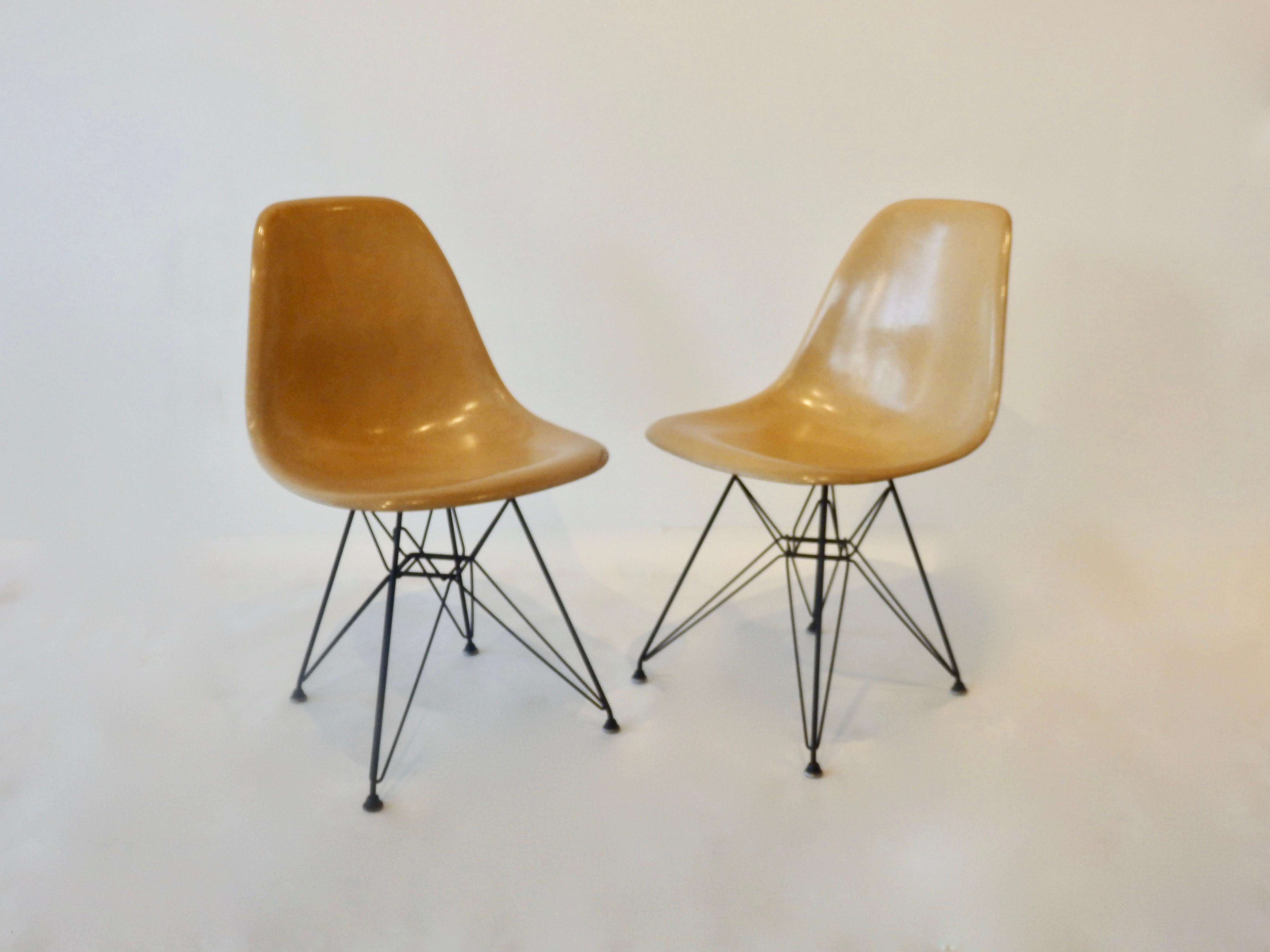 Paar Eames DSR-Stühle aus Fiberglas auf Eiffelturm-Sockeln (Moderne der Mitte des Jahrhunderts) im Angebot